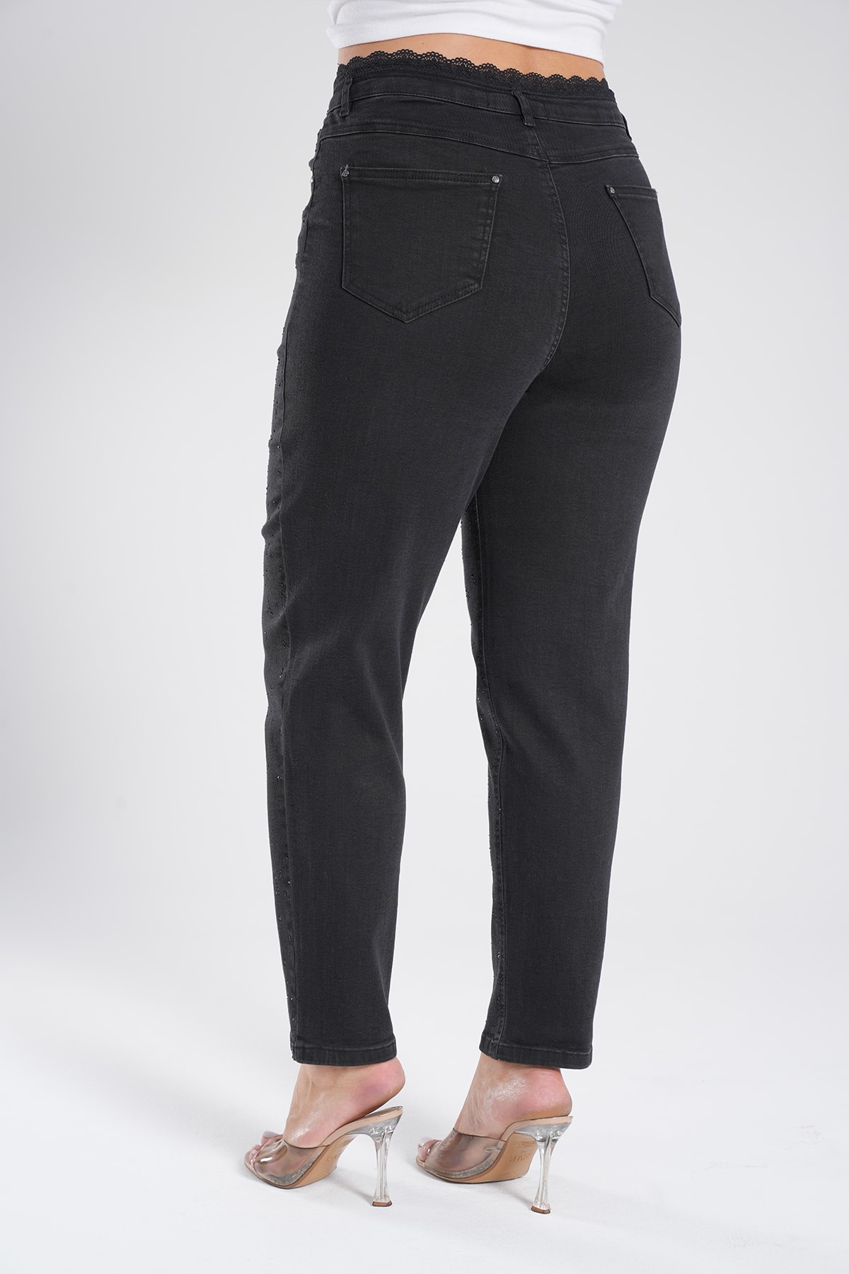 Kadın Bel Dantelli Serpme Taş Detaylı Mom Jean Pantolon 10596