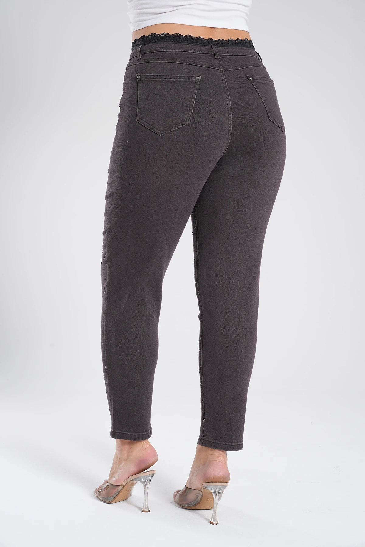 Kadın Bel Dantelli Serpme Taş Detaylı Mom Jean Pantolon 10596