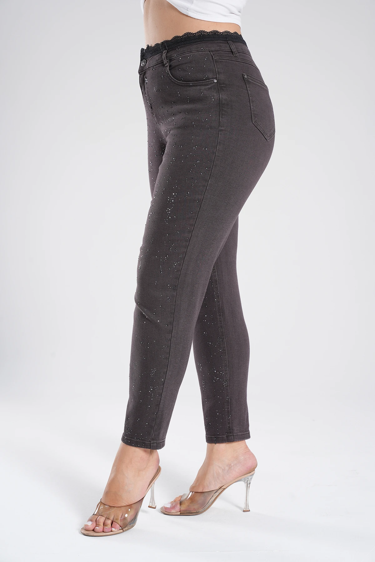 Kadın Bel Dantelli Serpme Taş Detaylı Mom Jean Pantolon 10596