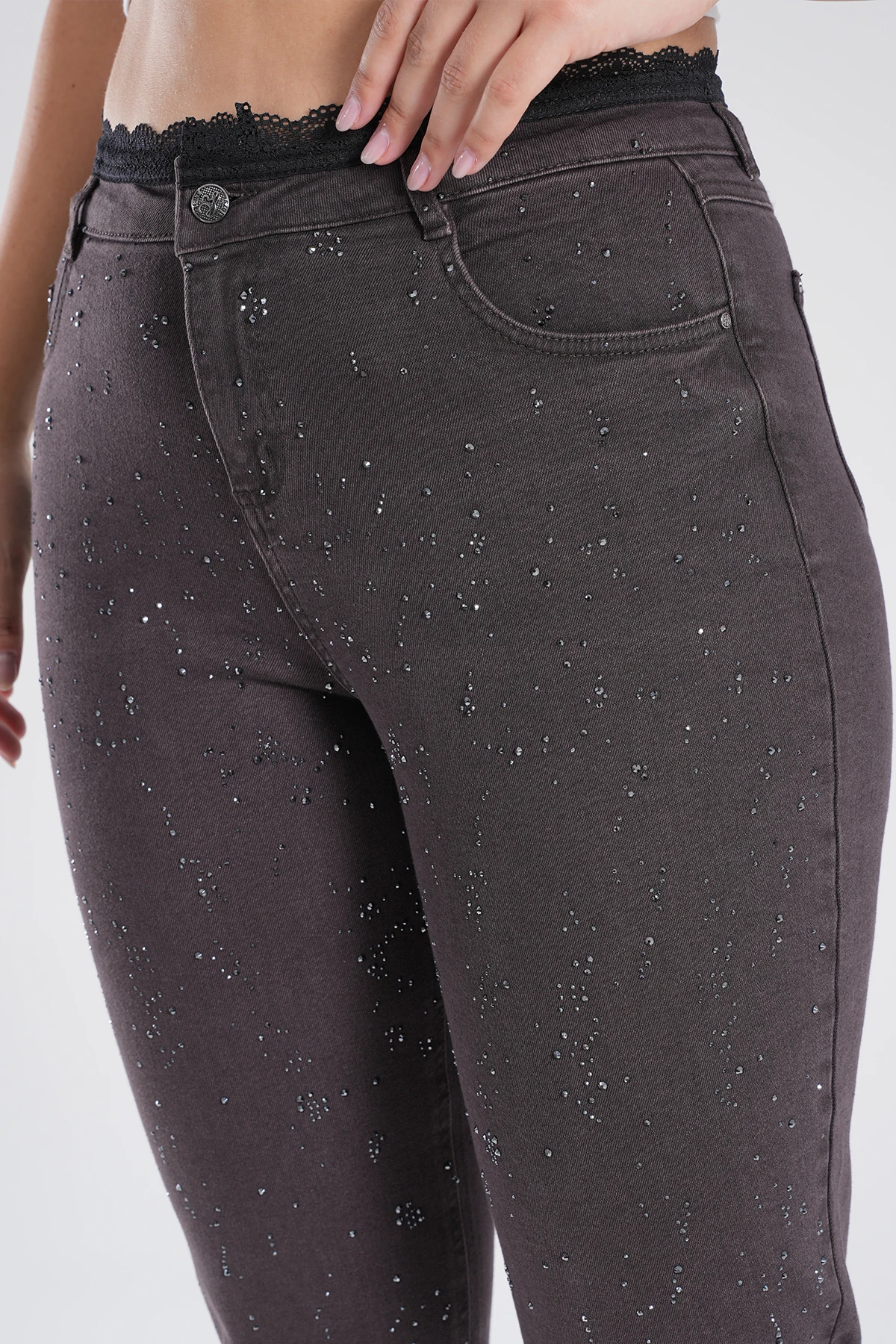 Kadın Bel Dantelli Serpme Taş Detaylı Mom Jean Pantolon 10596