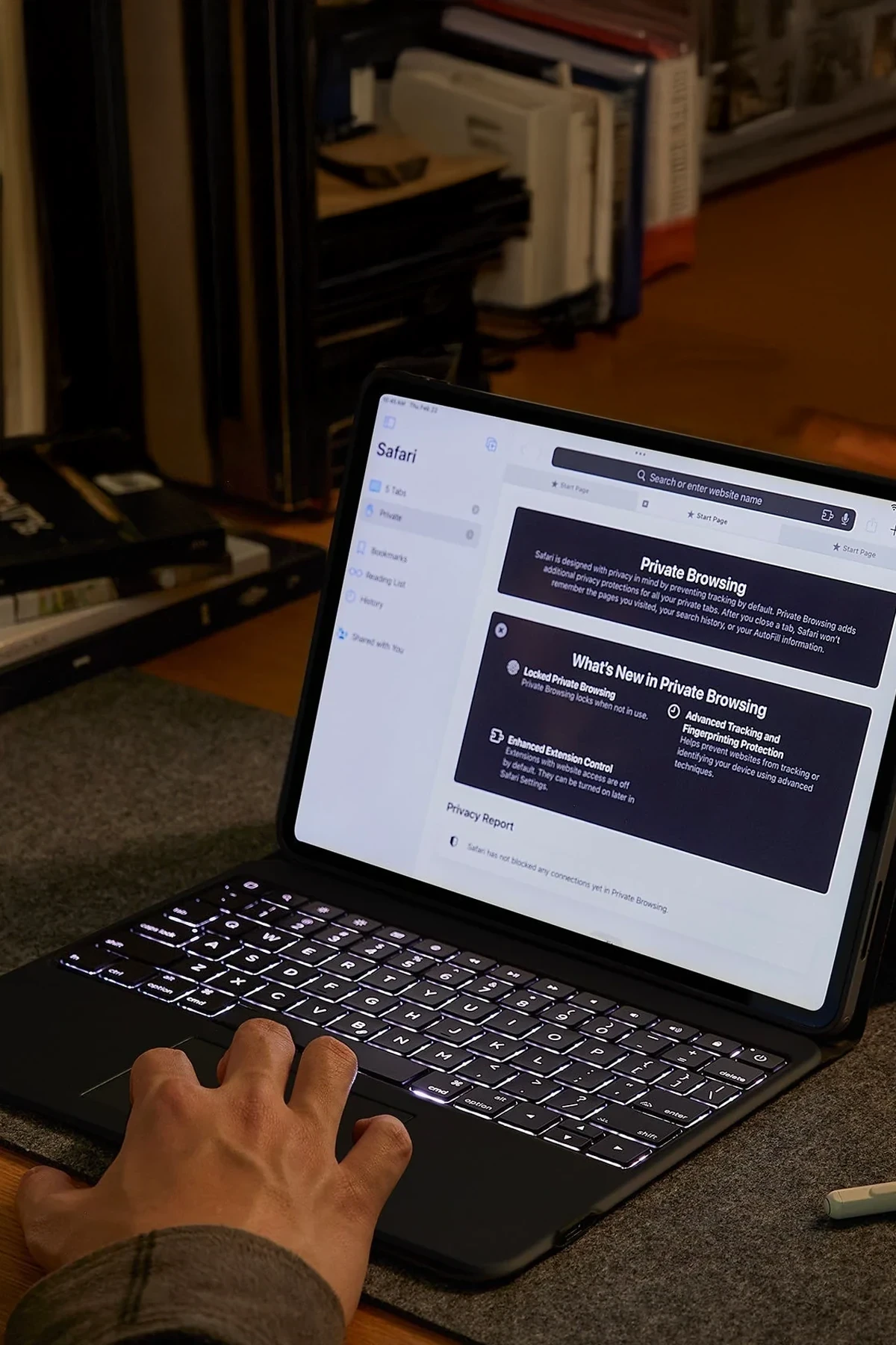 ESR Apple iPad Ascend Klavyeli Tablet Kılıfı