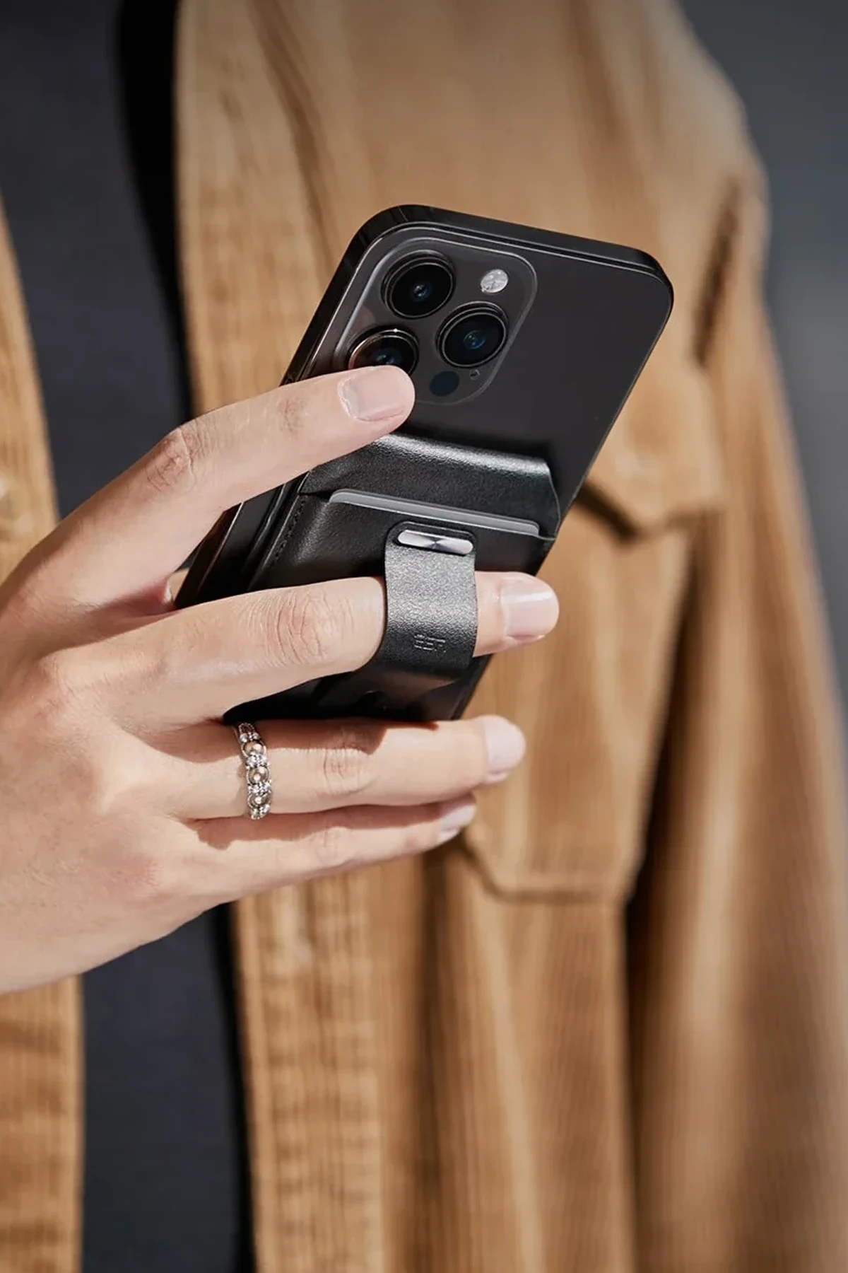 ESR HaloLock Geo Apple Find My Destekli Stant Özellikli Magsafe Kartlık 