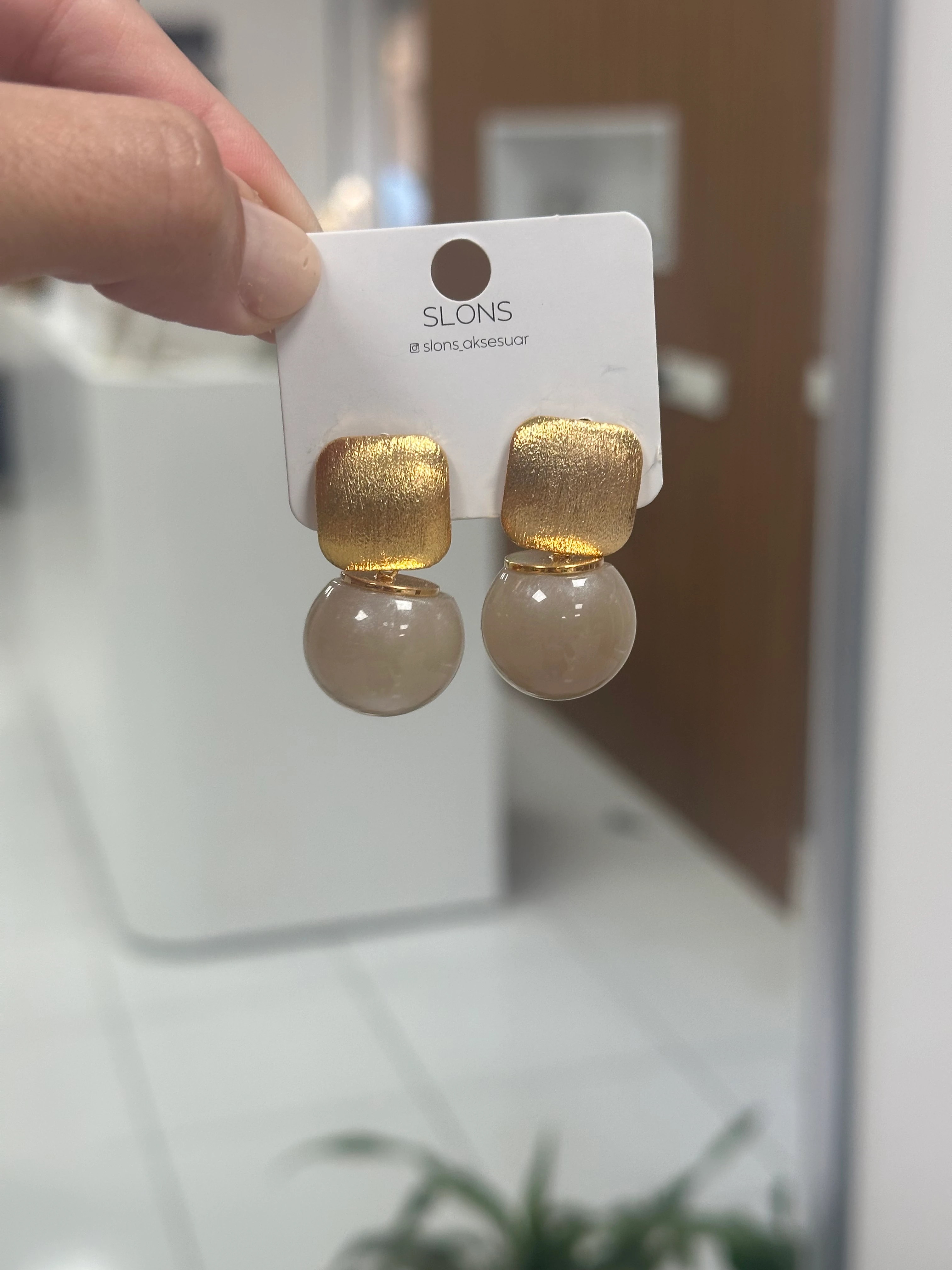 Krem Top Sallantılı Gold Küpe