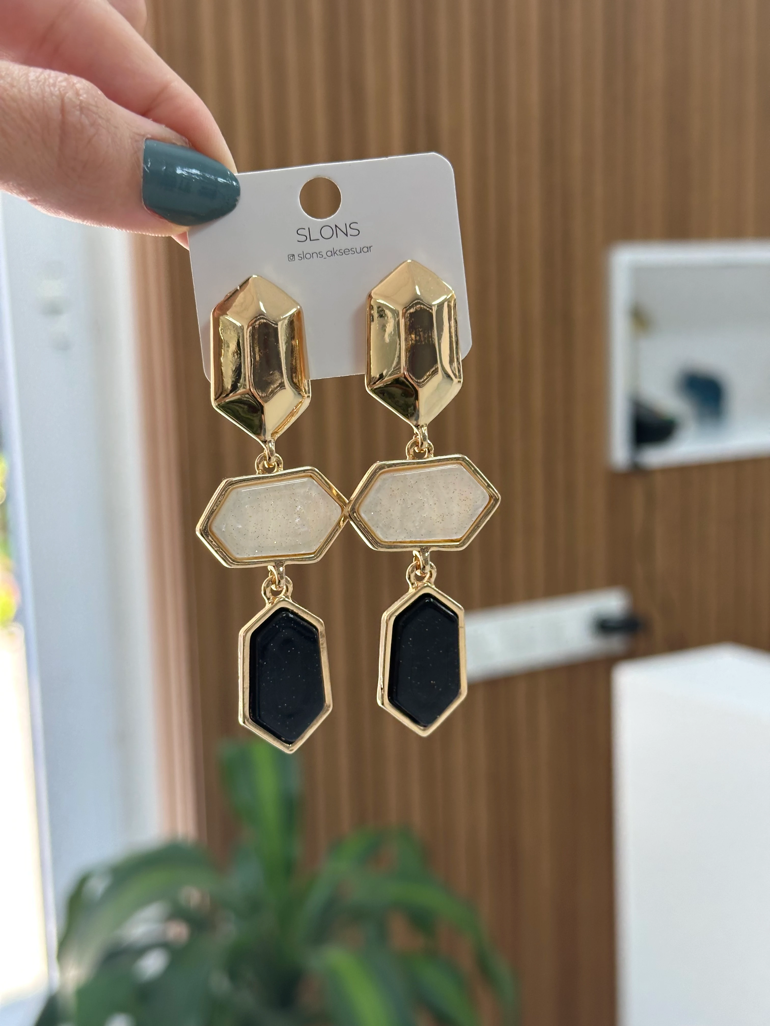 Siyah Gold Uzun Sallantılı Küpe