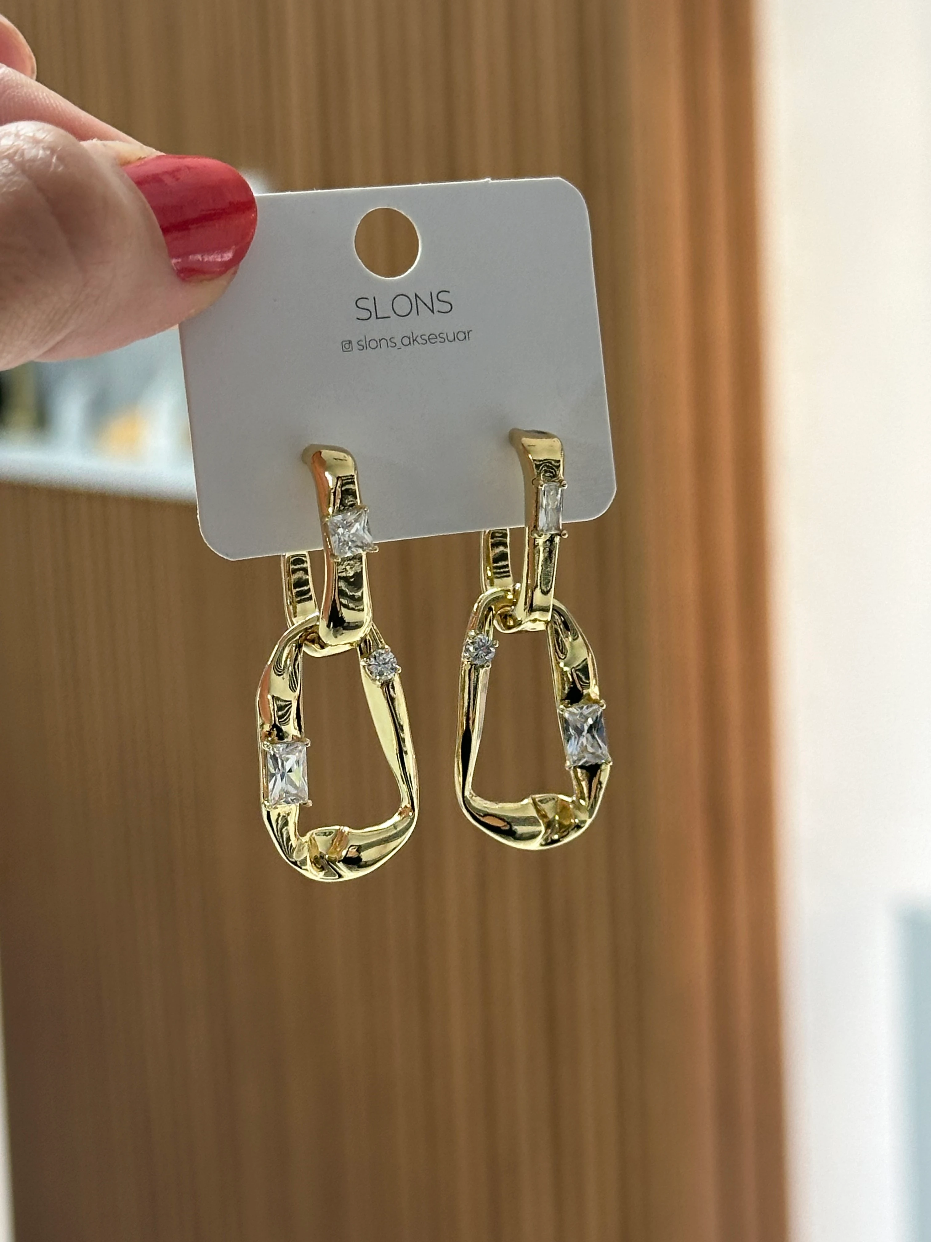 Büyük Sallantılı Taşlı Küpe