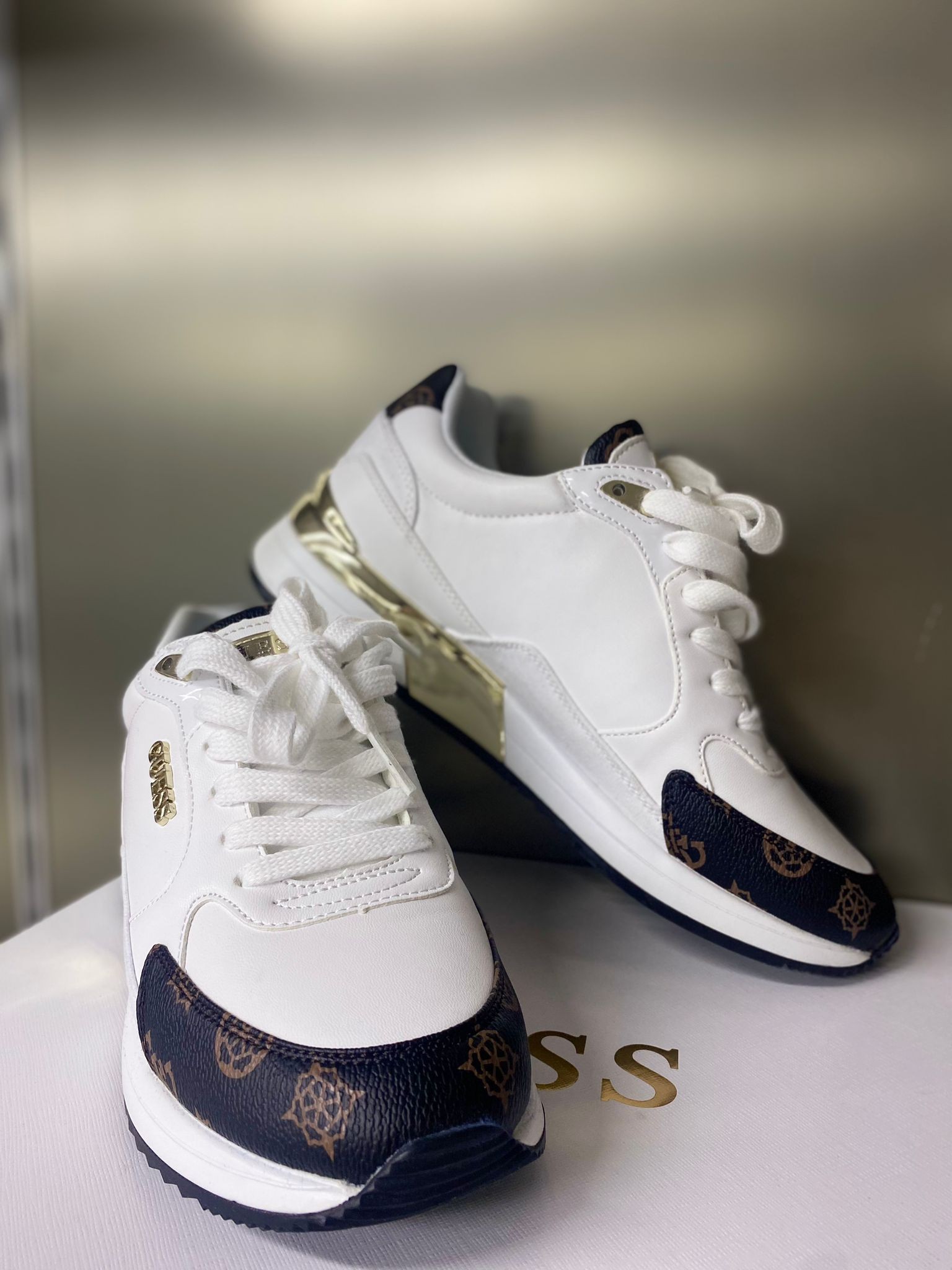 GUESS MOXEA SNEAKER