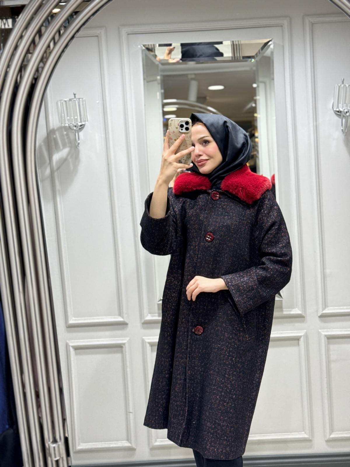 YEŞİM ÖZCAN YAKASI KÜRKLÜ KABAN