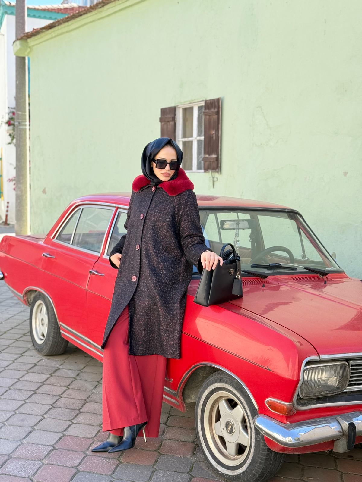 YEŞİM ÖZCAN YAKASI KÜRKLÜ KABAN - SİYAH