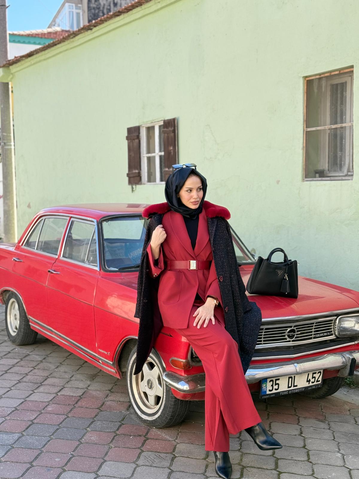 YEŞİM ÖZCAN YAKASI KÜRKLÜ KABAN