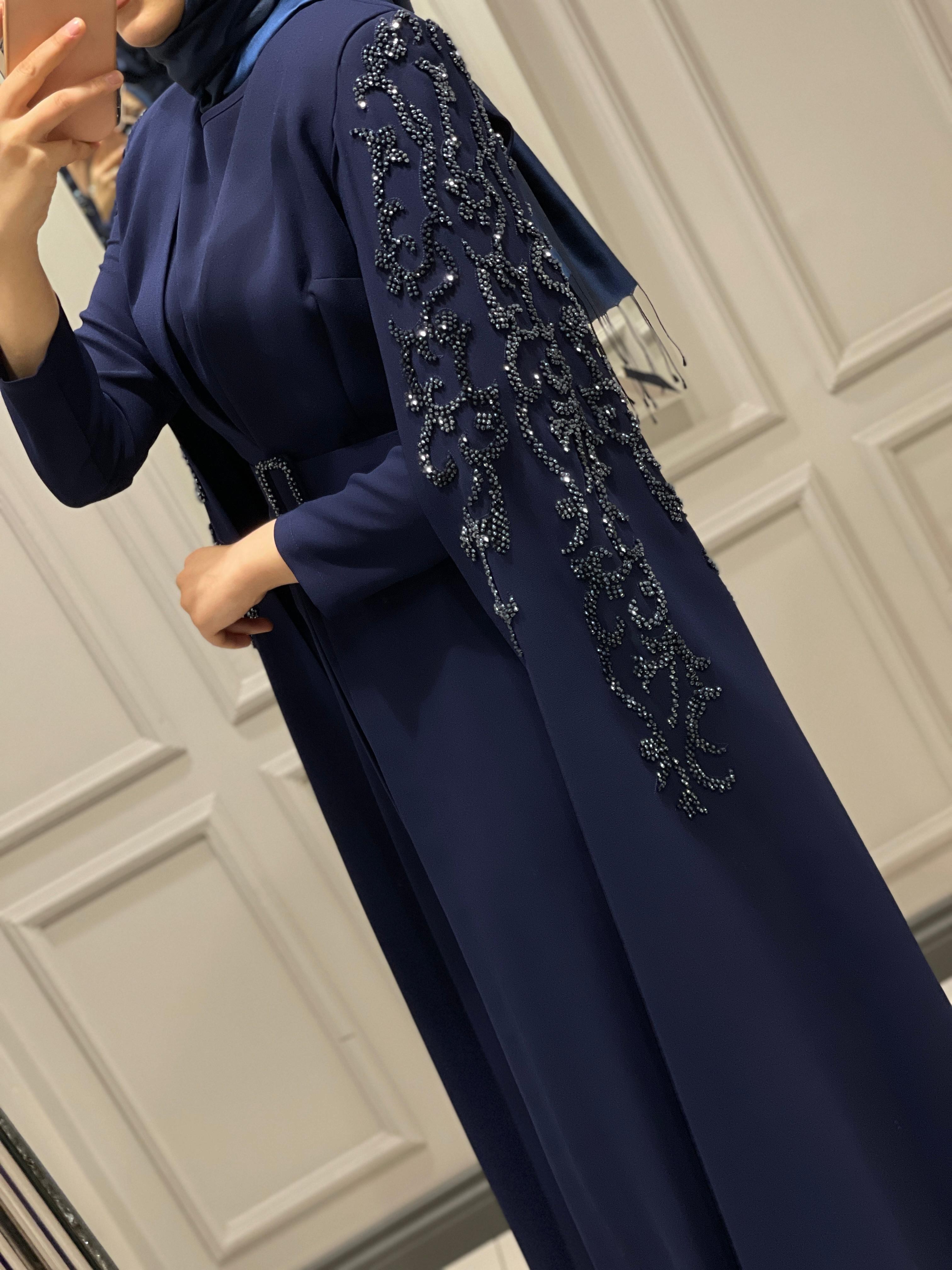 WHITE CORNER ABAYA