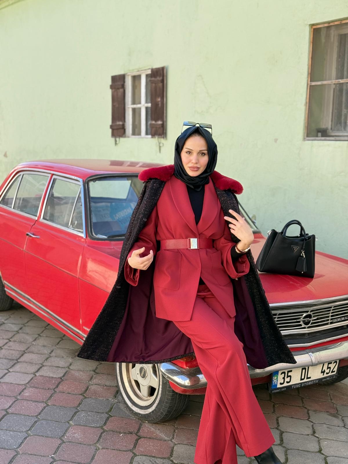 YEŞİM ÖZCAN YAKASI KÜRKLÜ KABAN