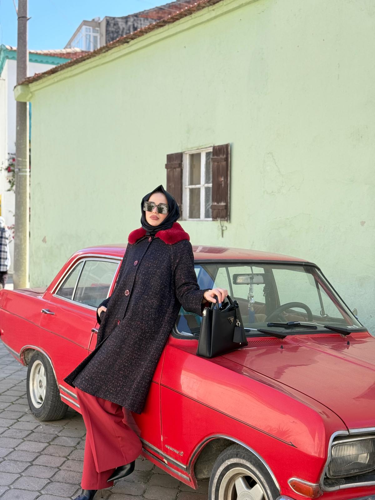 YEŞİM ÖZCAN YAKASI KÜRKLÜ KABAN