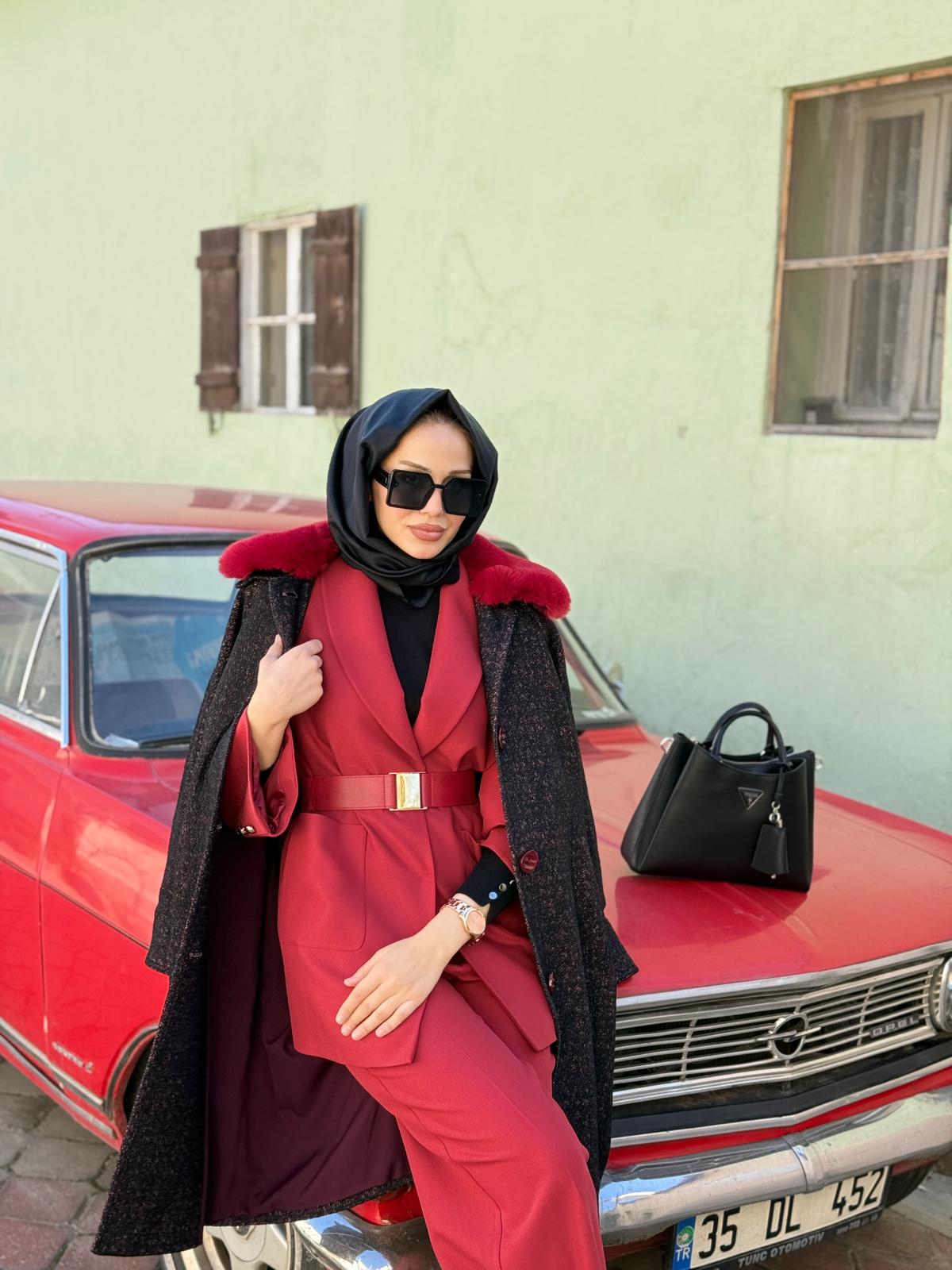 YEŞİM ÖZCAN YAKASI KÜRKLÜ KABAN