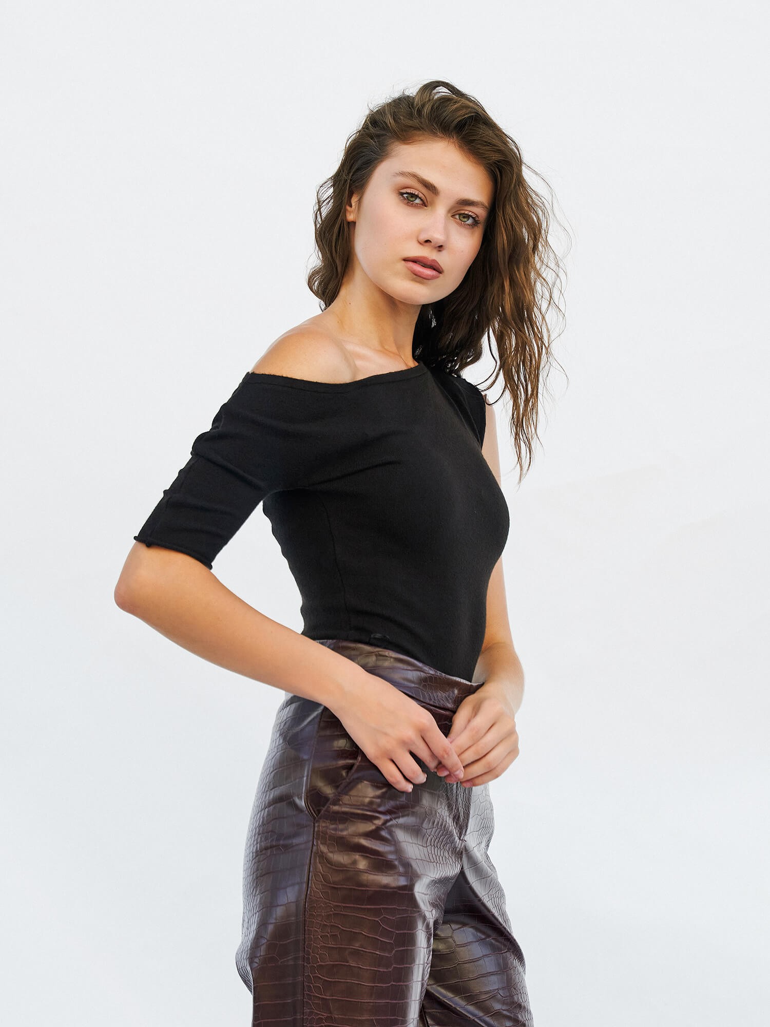 071540 ASSYMMETRIC OFF SHOULDER DETAIL KNIT TOP