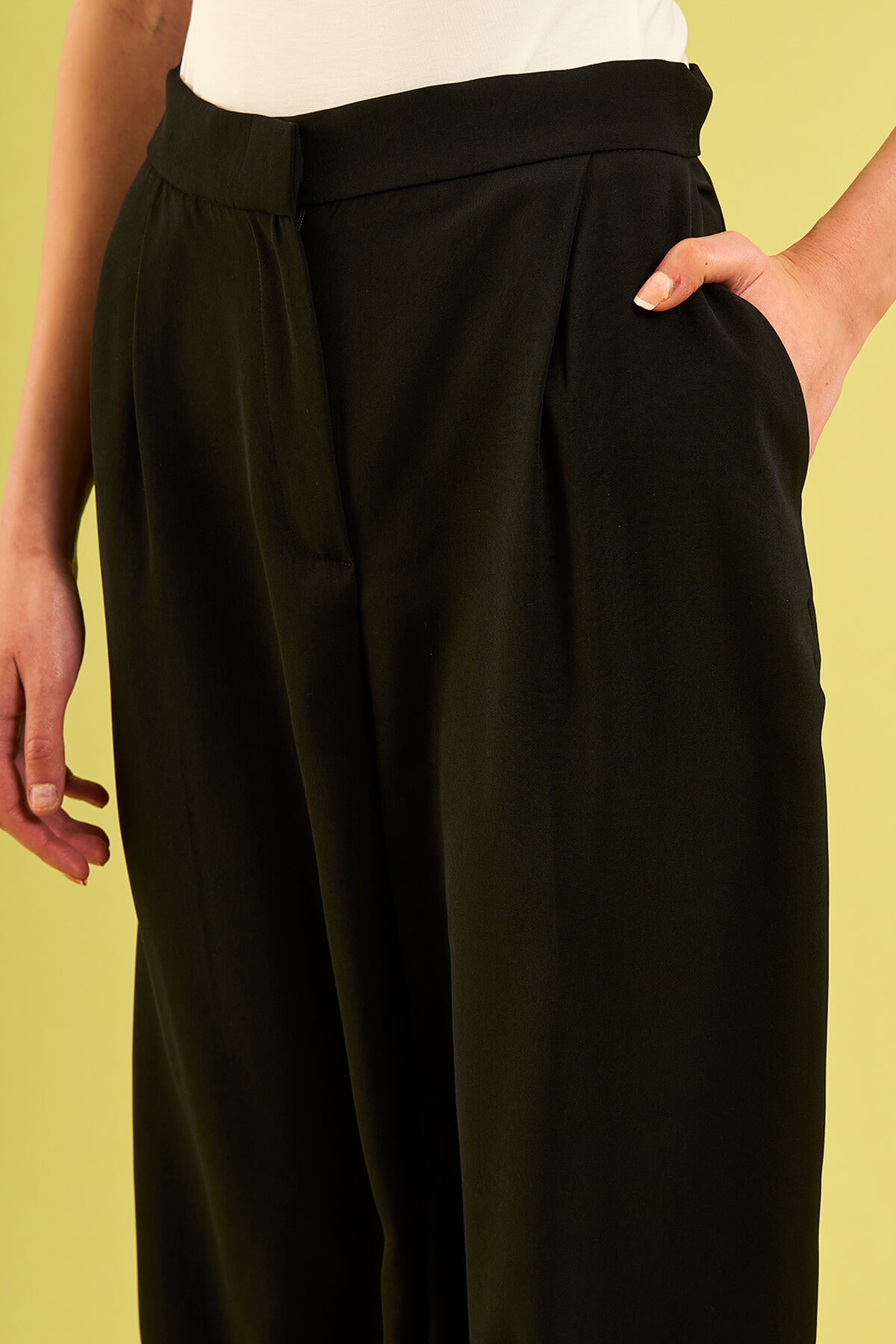 031432 PLEATED TROUSERS WITH SIDE POCKETS