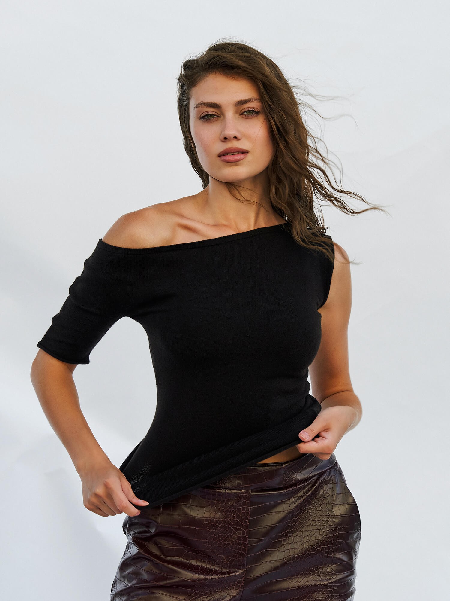 071540 ASSYMMETRIC OFF SHOULDER DETAIL KNIT TOP