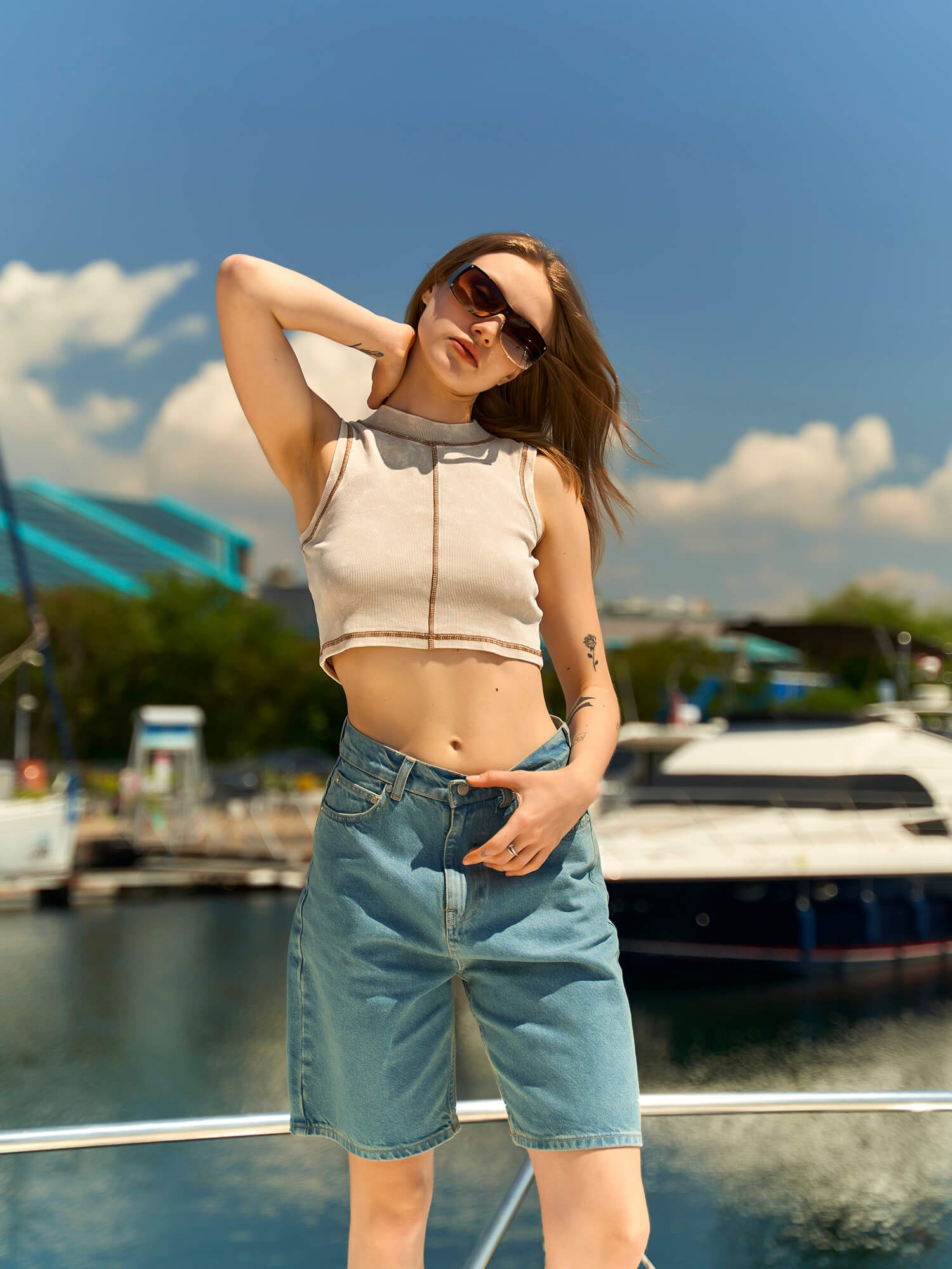 060174 Kara Dikiş Detaylı Crop