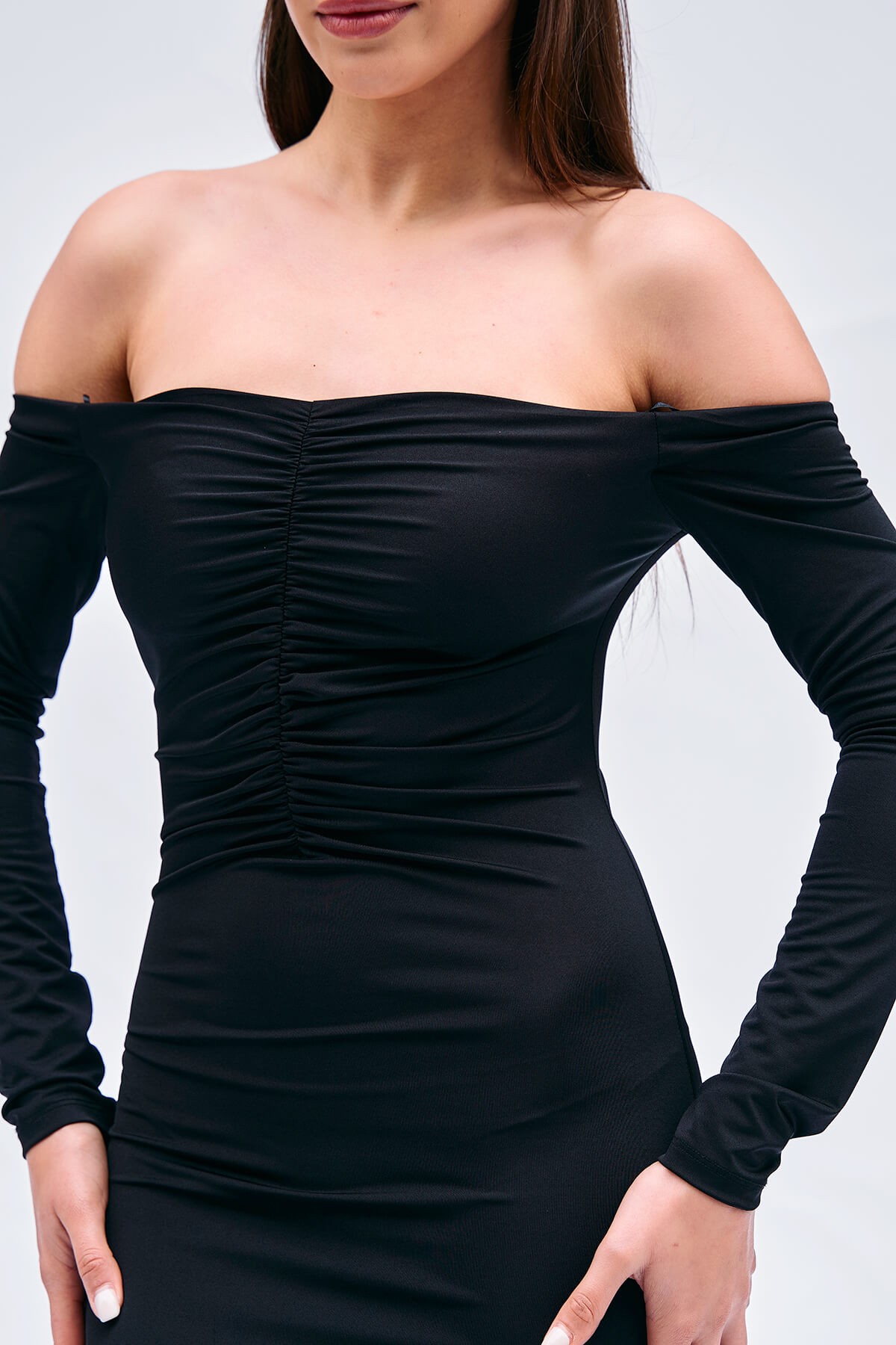 111313 Maxikleid mit tiefen Ärmeln und Brustfalten