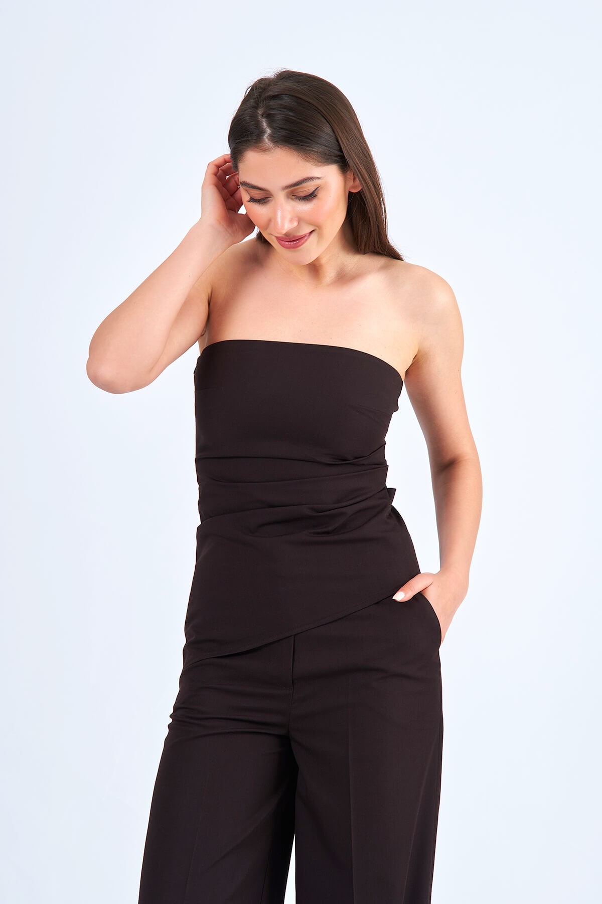 060281 ASİMETRİK KESİM STRAPLEZ BLUZ