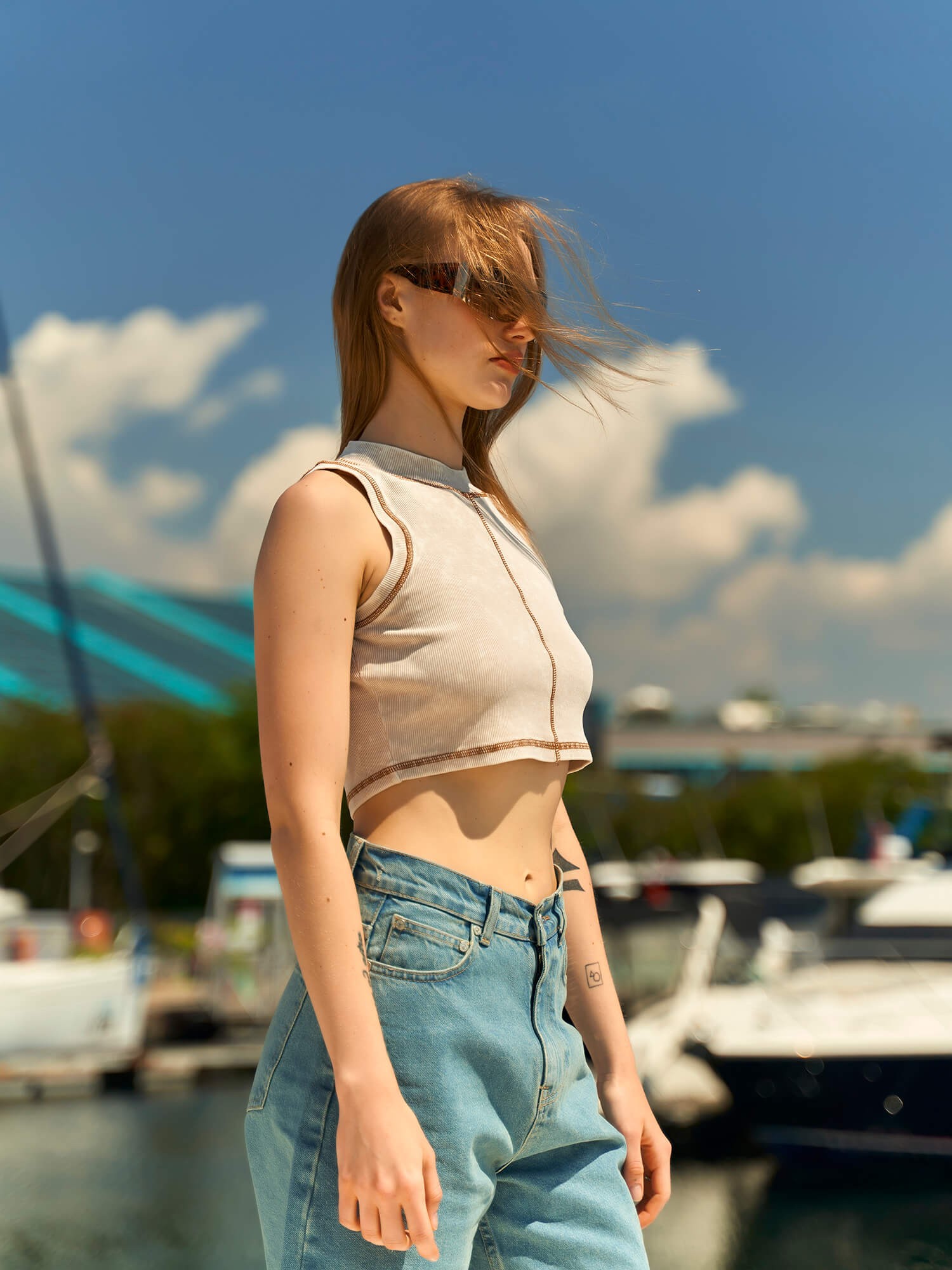 060174 Kara Dikiş Detaylı Crop