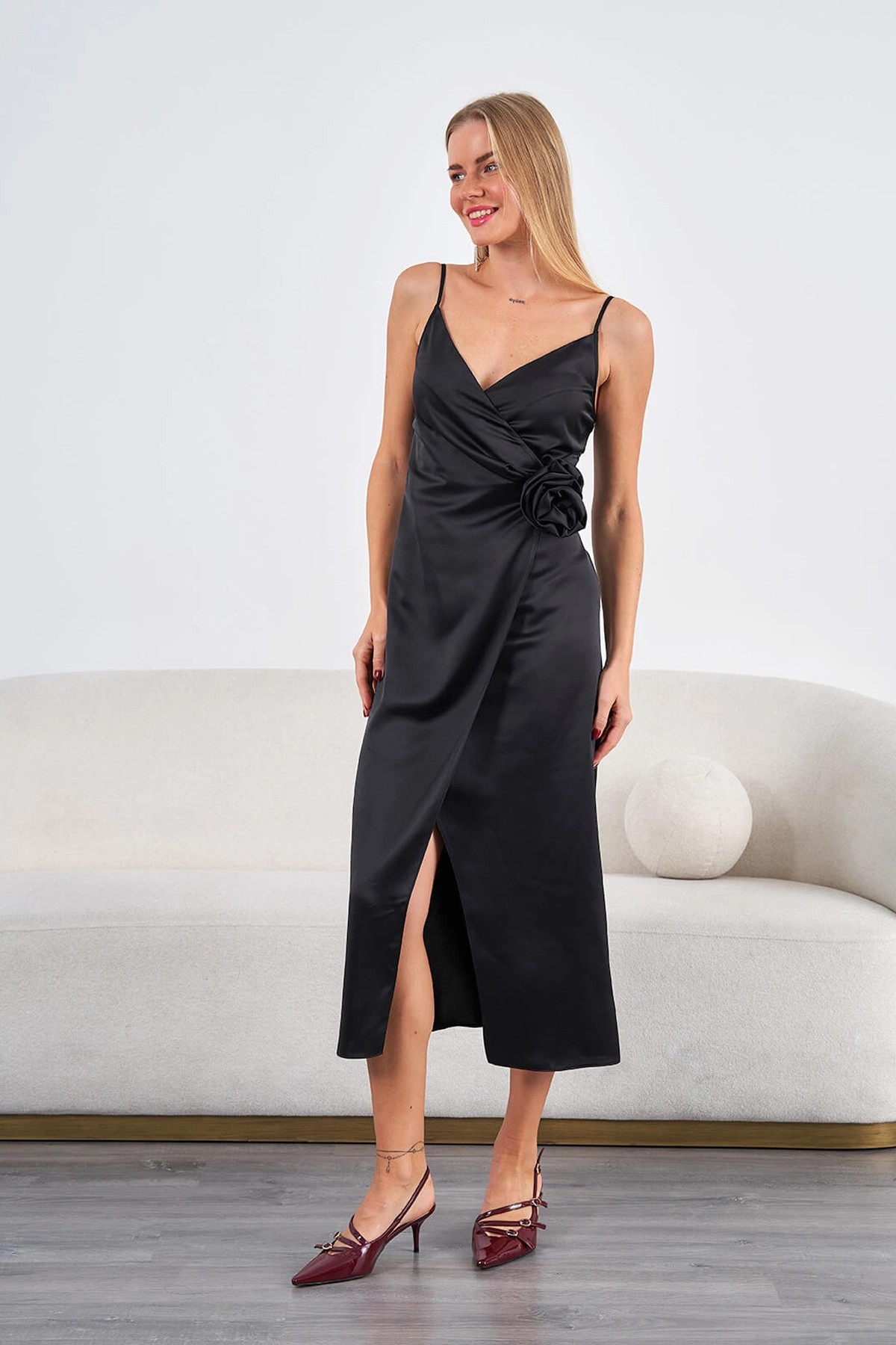 111393 Robe en satin avec détails roses - Noir