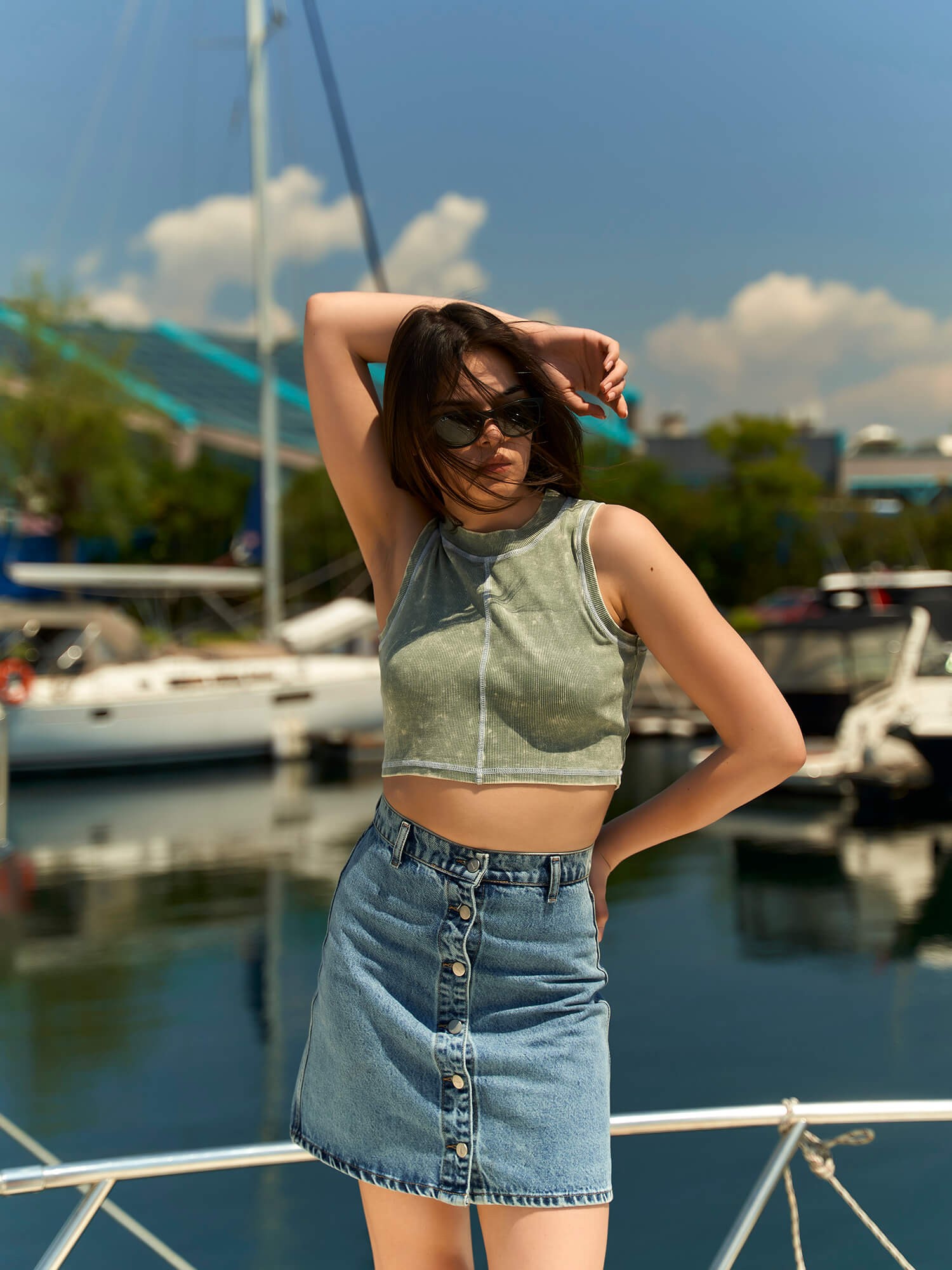 060174 Kara Dikiş Detaylı Crop