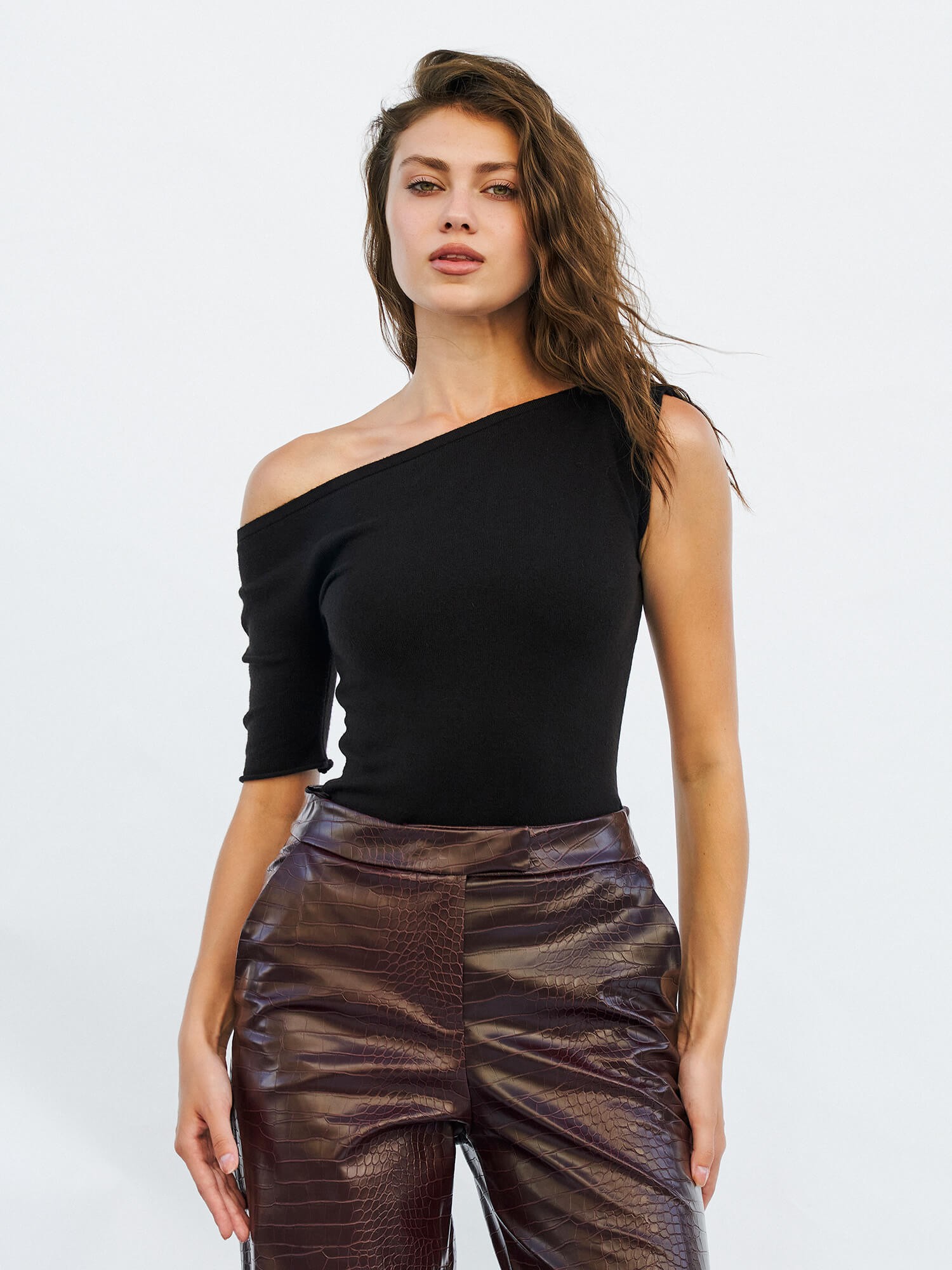 071540 ASSYMMETRIC OFF SHOULDER DETAIL KNIT TOP