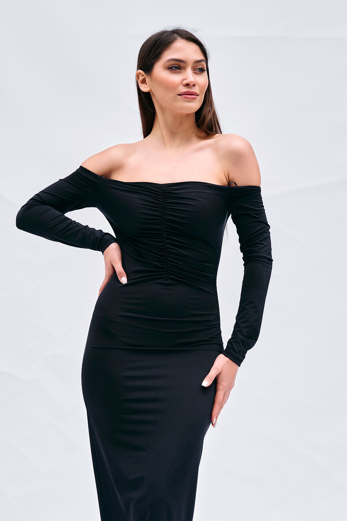 111313 Maxikleid mit tiefen Ärmeln und Brustfalten
