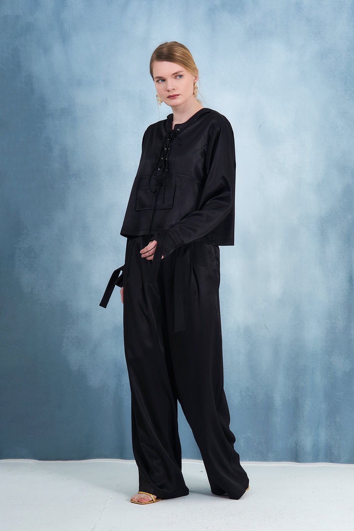 220337 Ensemble pantalon en satin à capuche et œillets - Noir