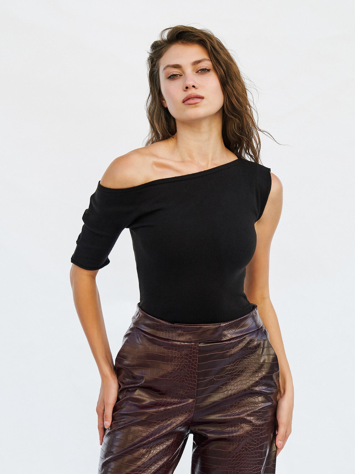 071540 ASSYMMETRIC OFF SHOULDER DETAIL KNIT TOP