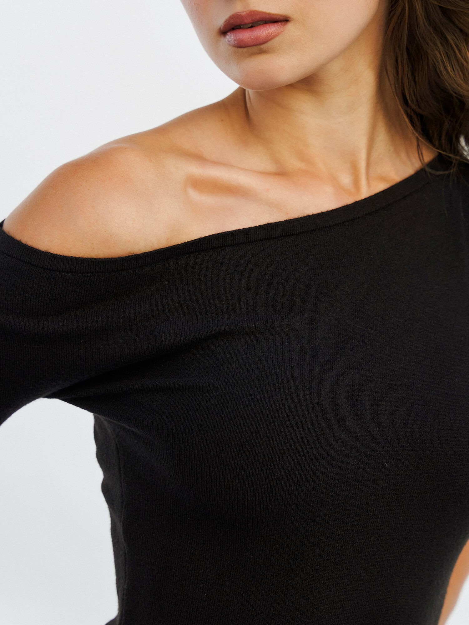 071540 ASSYMMETRIC OFF SHOULDER DETAIL KNIT TOP