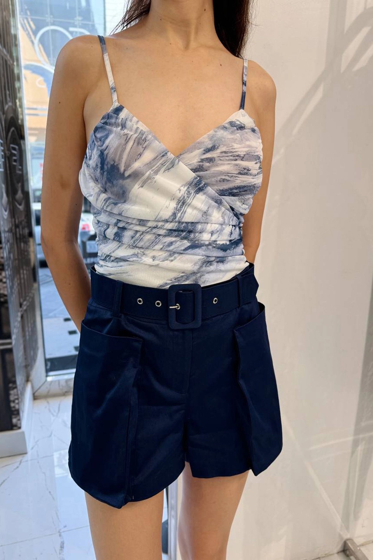 071458 Askılı Kruvaze Yakalı Batik Desenli Body