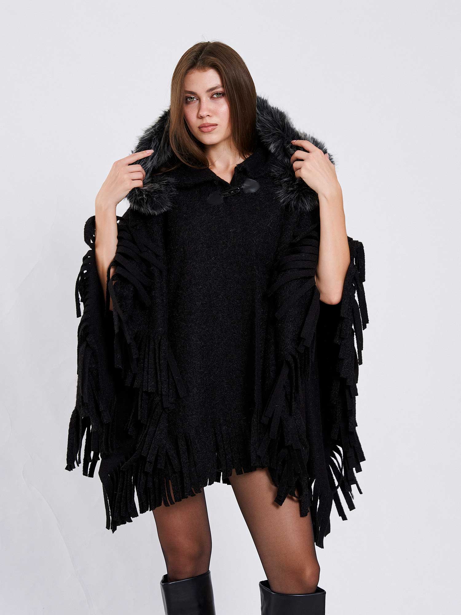 210022 Şapkası Kürklü Parçalı Panço