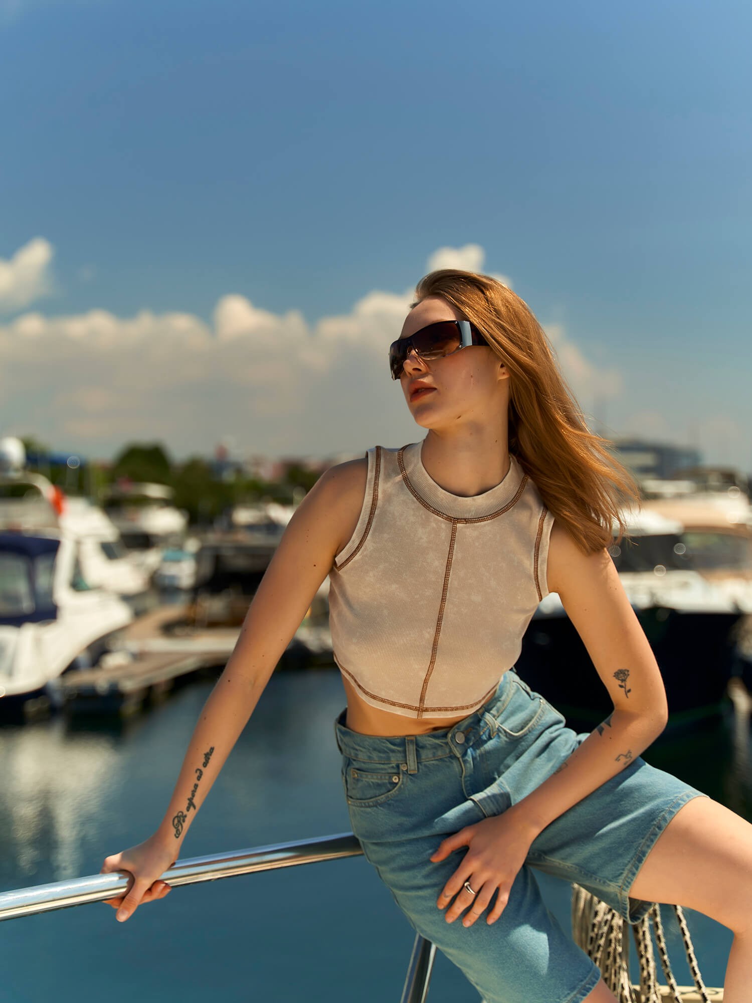060174 Kara Dikiş Detaylı Crop