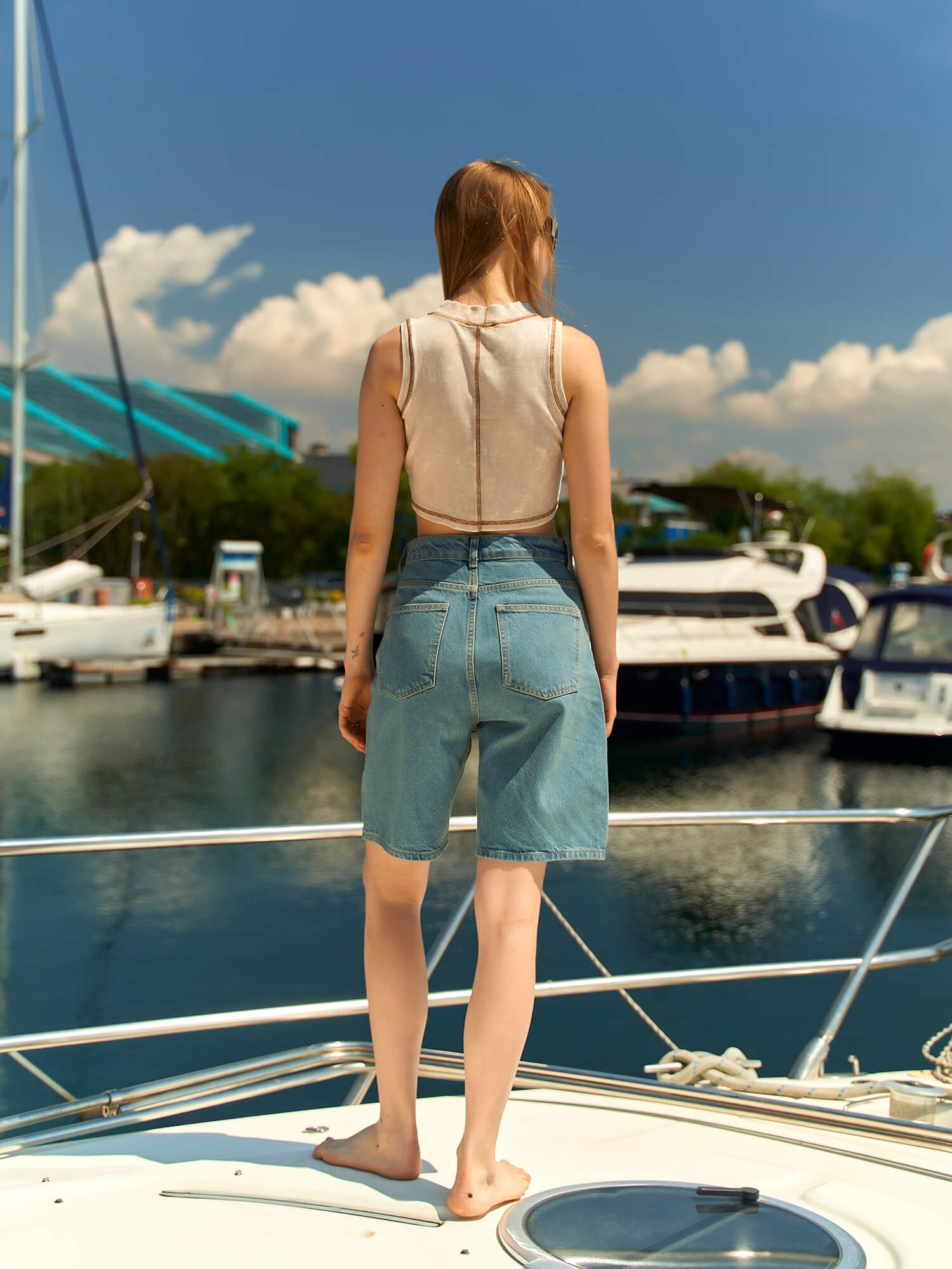 060174 Kara Dikiş Detaylı Crop