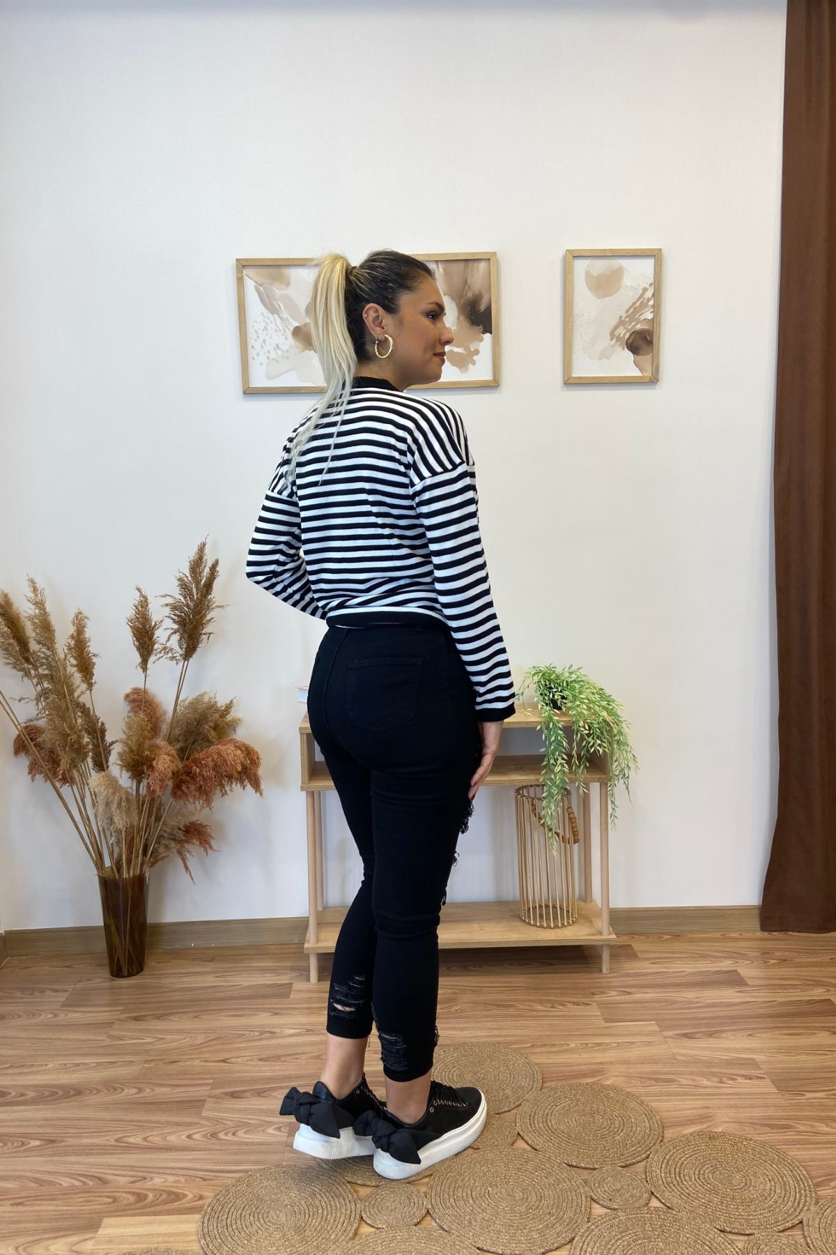 Siyah Slim Fit Lazer Kesim Yırtık Detaylı Jean