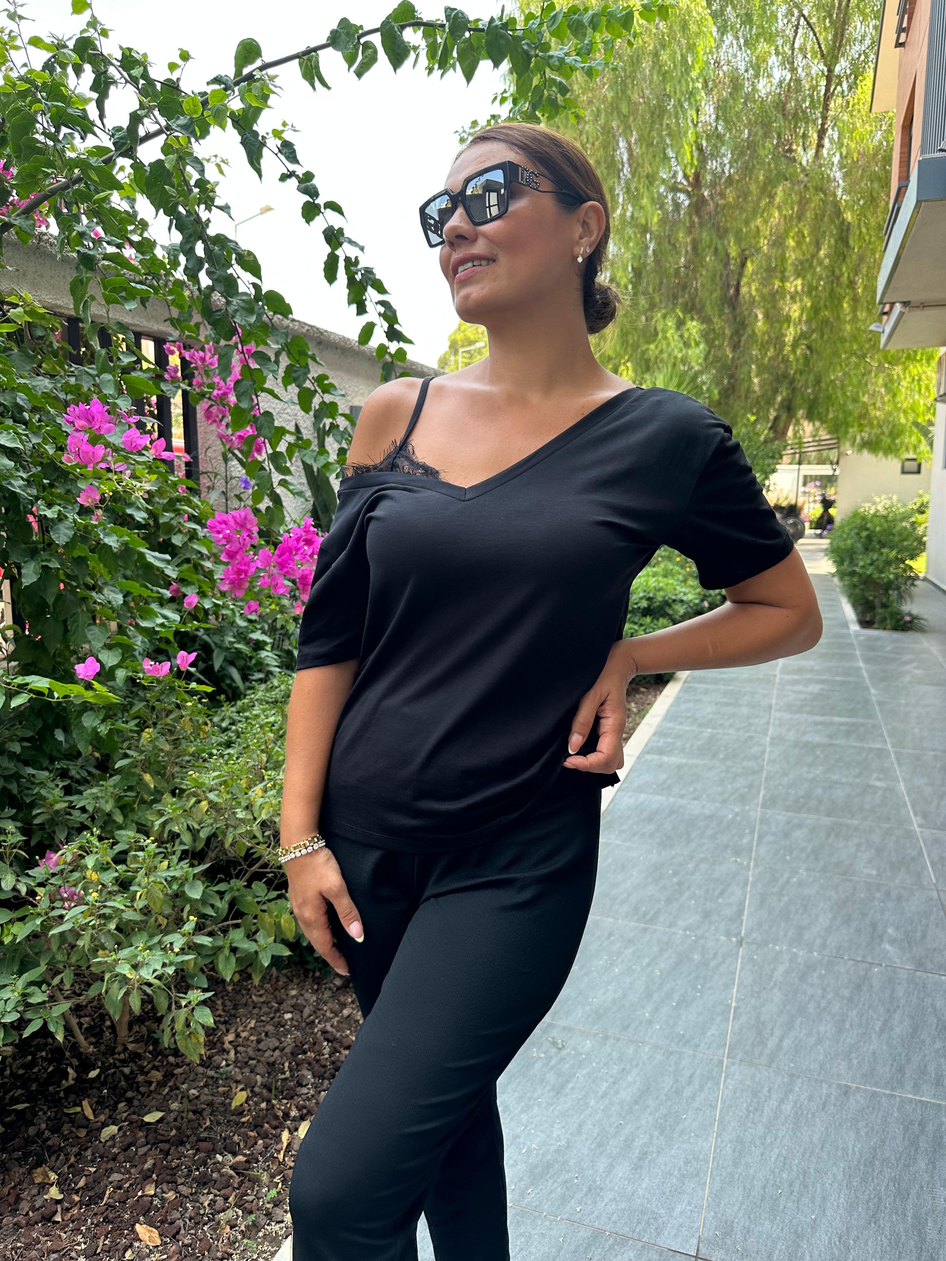 Dantel Detaylı V yaka Tshirt - siyah