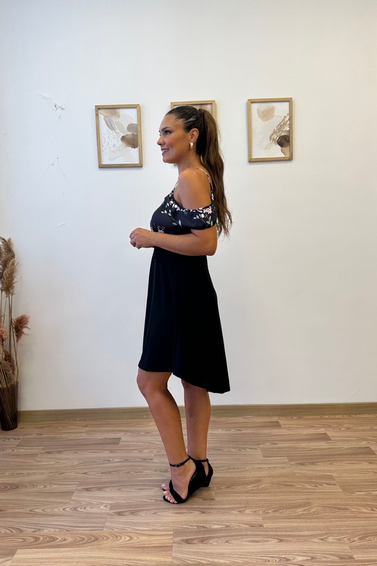 Önü Kısa Arkası Uzun Madonna Yaka Elbise