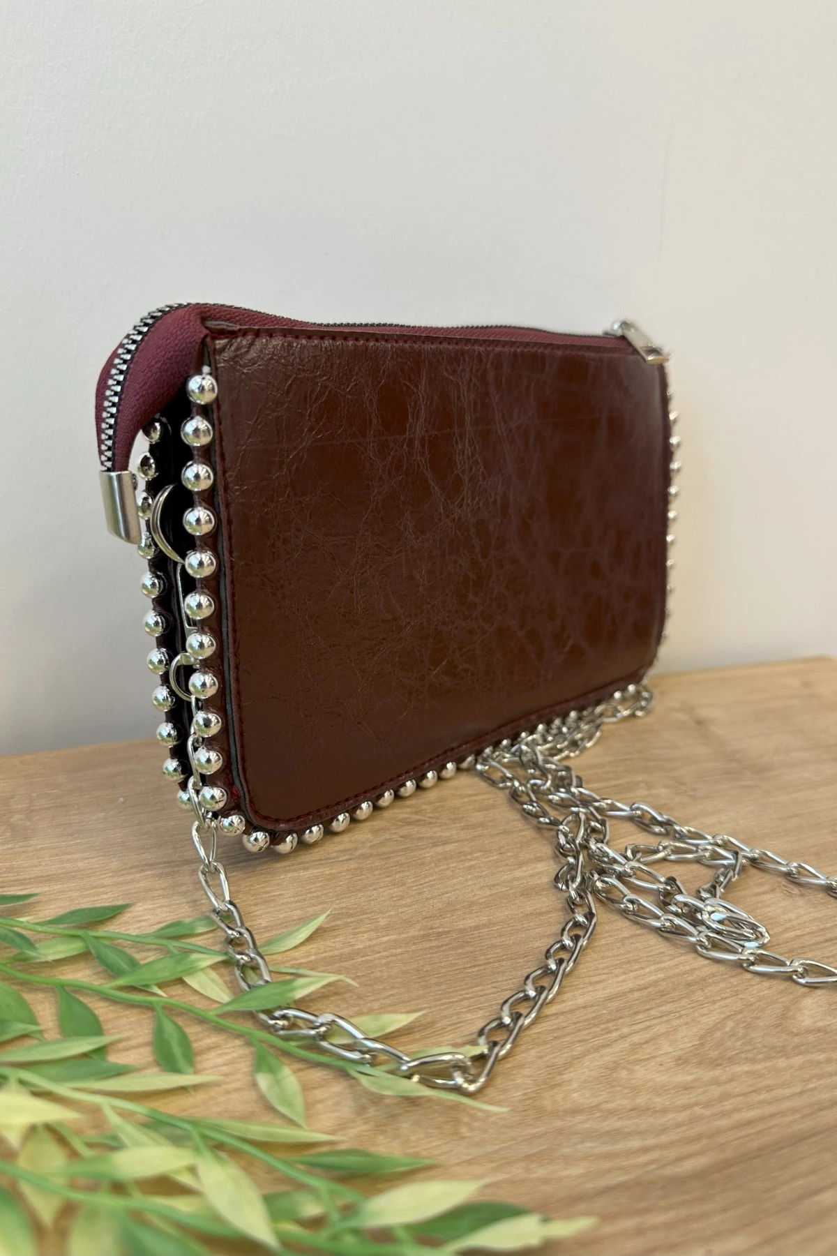 Boncuk Ve Zincir Aksesuarlı Mini Çanta - bordo