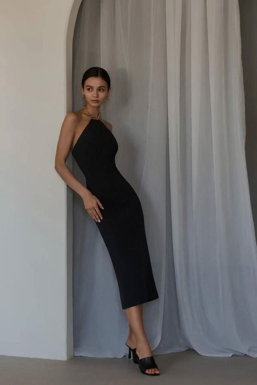 Boyun Zincir Aksesuarlı Yırtmaçlı Midi Elbise