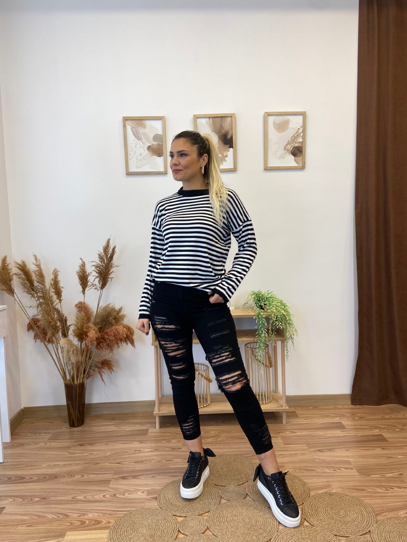 Siyah Slim Fit Lazer Kesim Yırtık Detaylı Jean