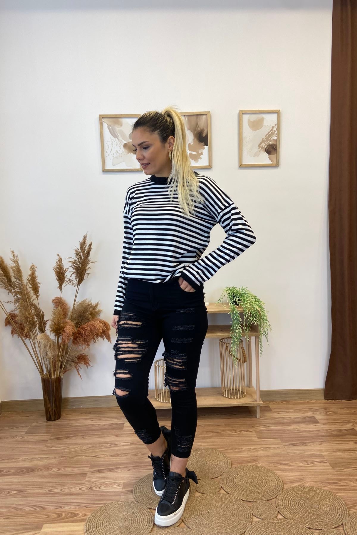 Siyah Slim Fit Lazer Kesim Yırtık Detaylı Jean