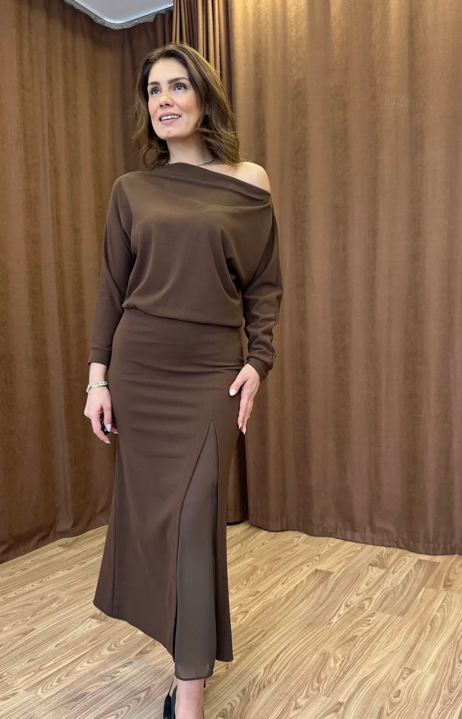 Şifon yırtmaçlı düşük omuz elbise- Kahverengi