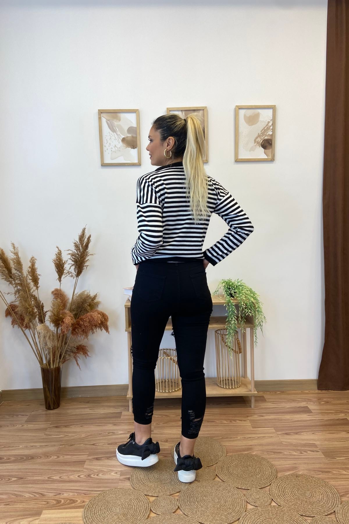 Siyah Slim Fit Lazer Kesim Yırtık Detaylı Jean