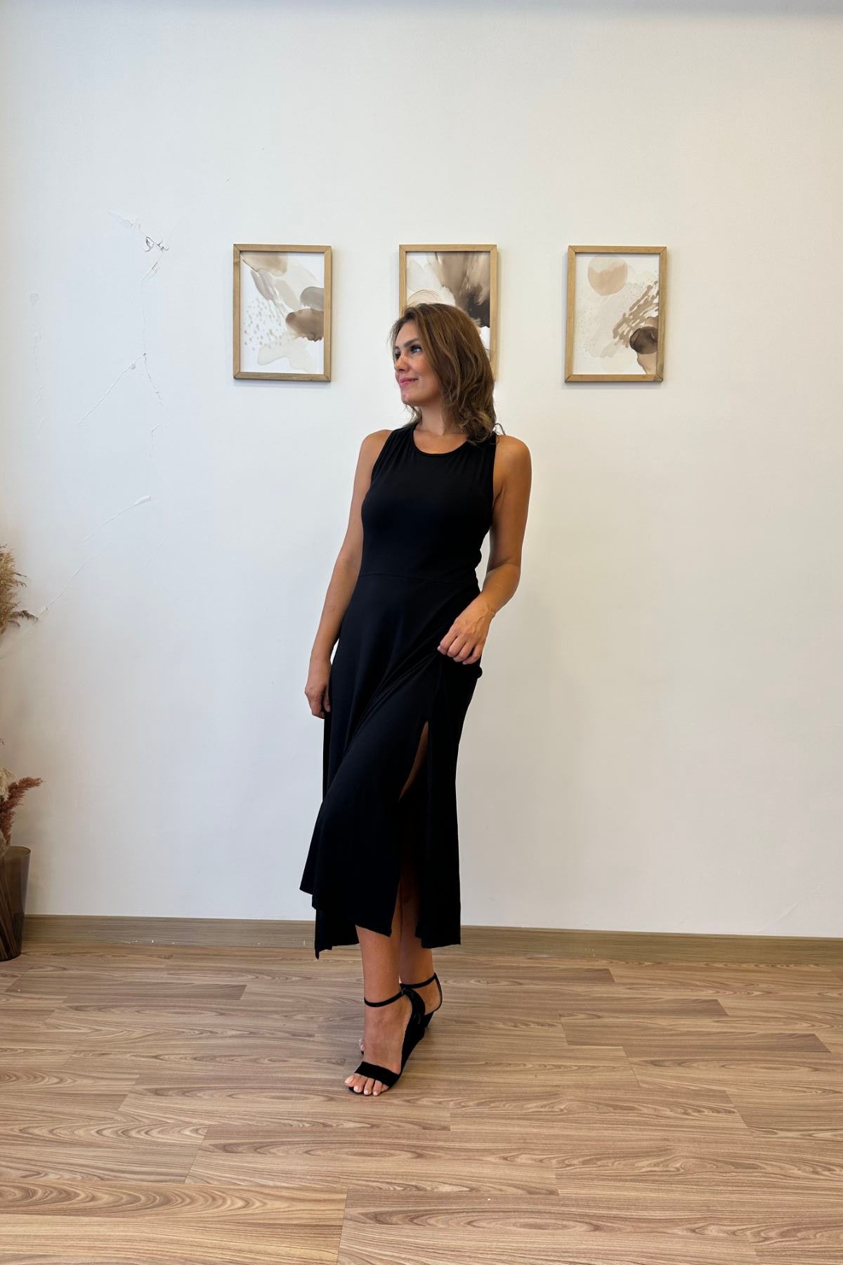 Sırt Çarpraz Yırtmaçlı Uzun Siyah Elbise