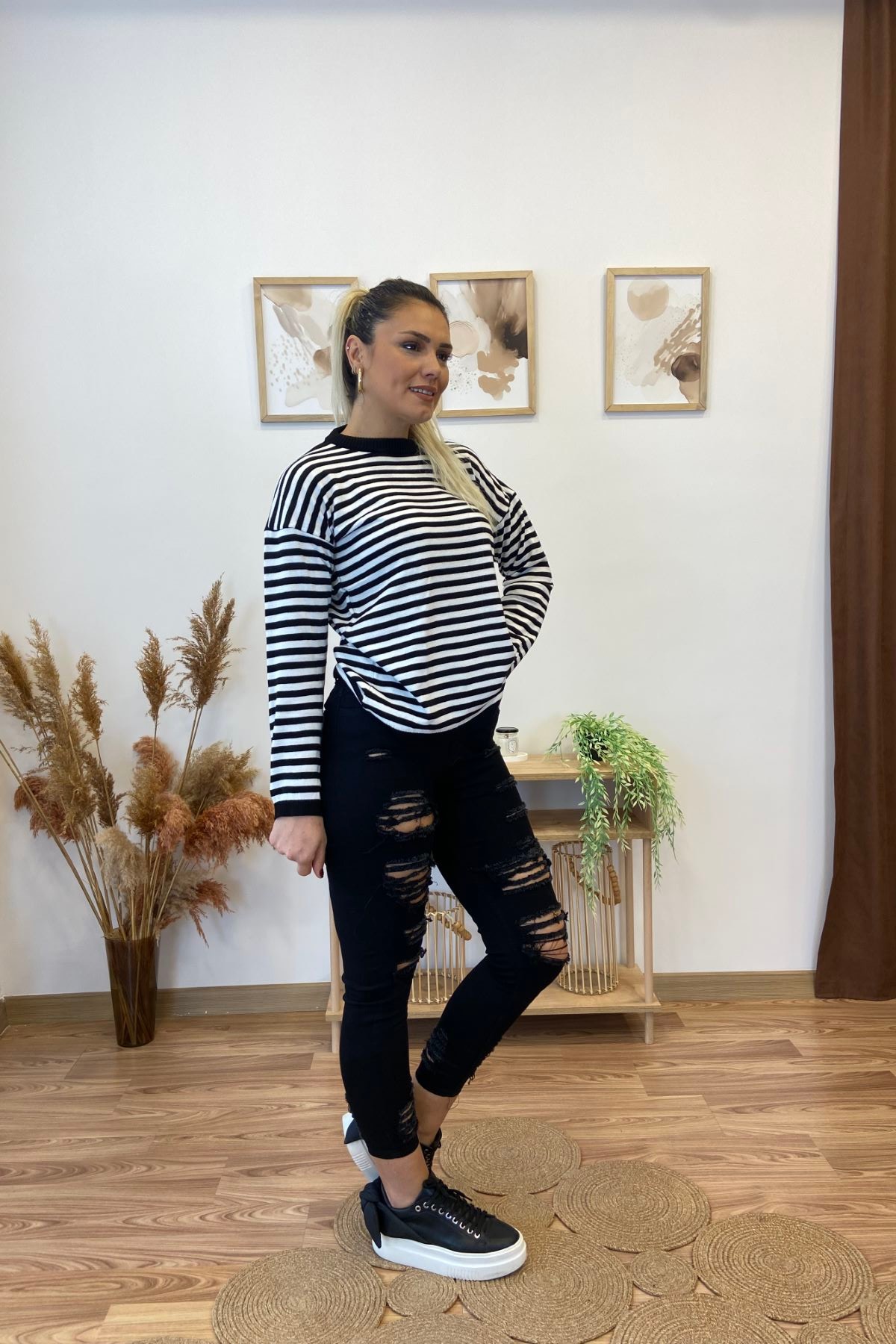 Siyah Slim Fit Lazer Kesim Yırtık Detaylı Jean