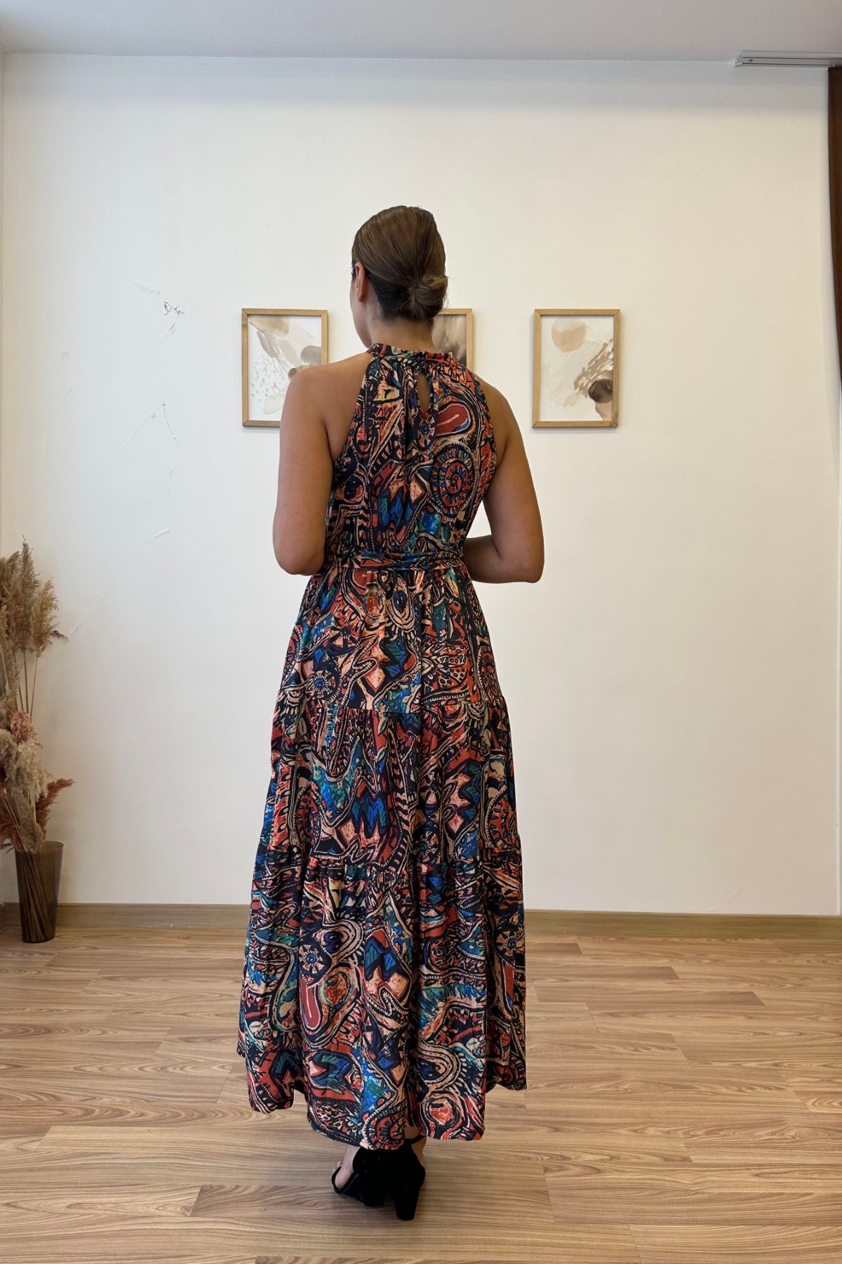 Halter Yaka Beli Lastikli Desenli Elbise