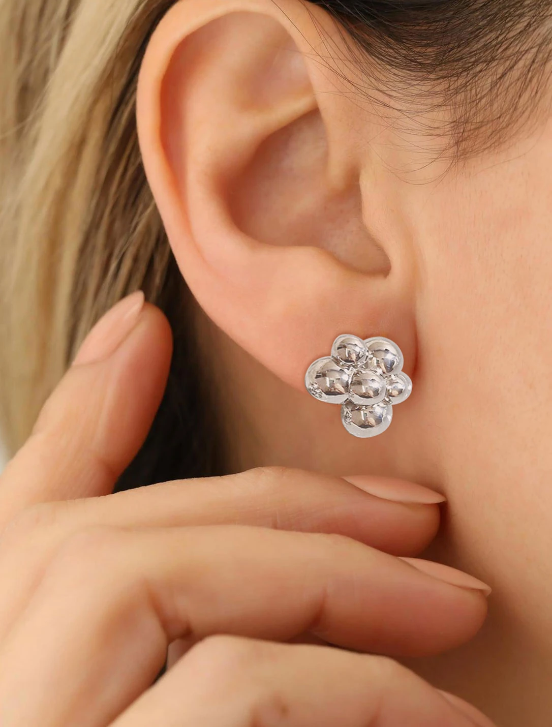 Çelik Gümüş Renk Parlak Bubble Taneli Model Kadın Küpe