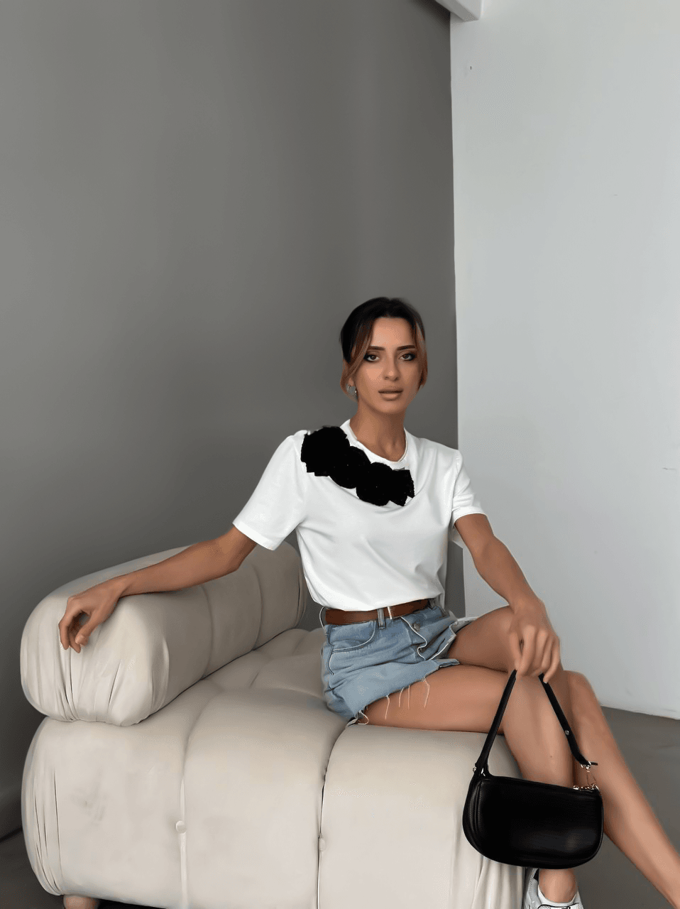 Kadın Krem Siyah Cicek Detaylı Kısa Kollu T-shirt