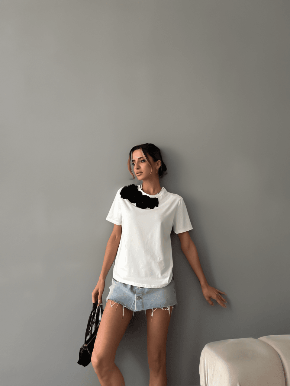 Kadın Krem Siyah Cicek Detaylı Kısa Kollu T-shirt